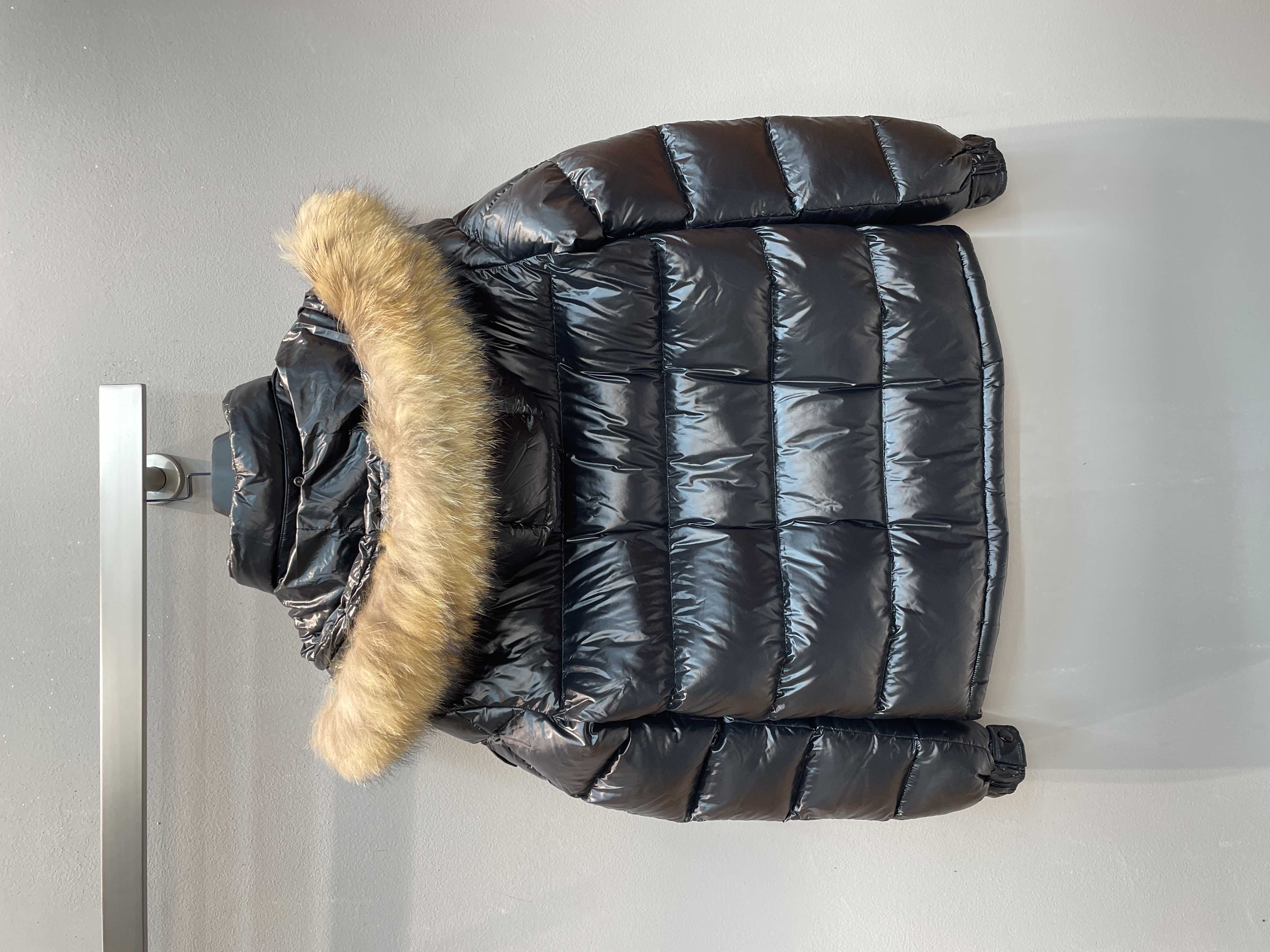 新款🌟出货啦📢 Moncle*秋冬经典Mayafur毛领羽绒服，超大狐狸毛大毛领，光一条毛领就将近300