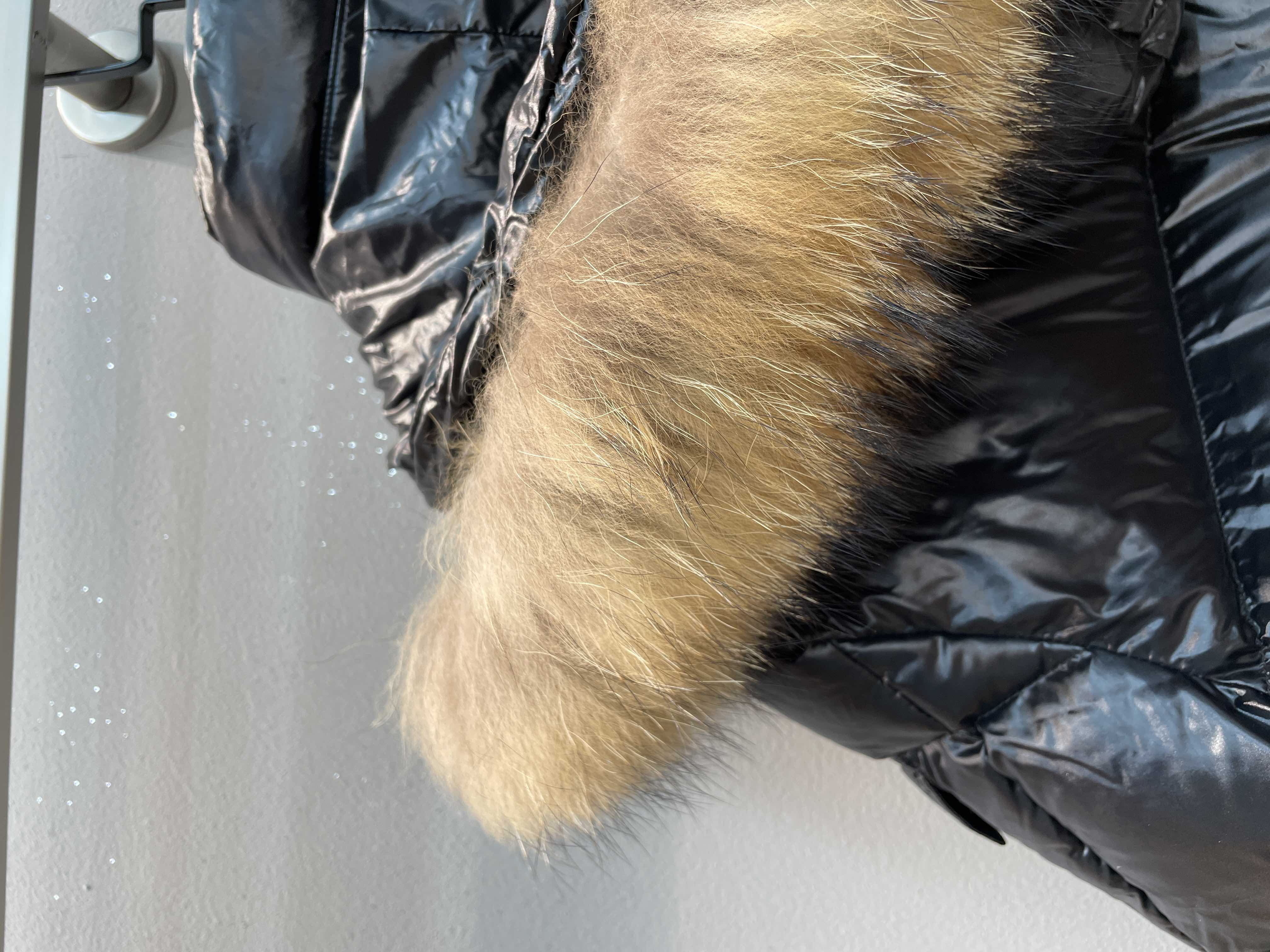 新款🌟出货啦📢 Moncle*秋冬经典Mayafur毛领羽绒服，超大狐狸毛大毛领，光一条毛领就将近300