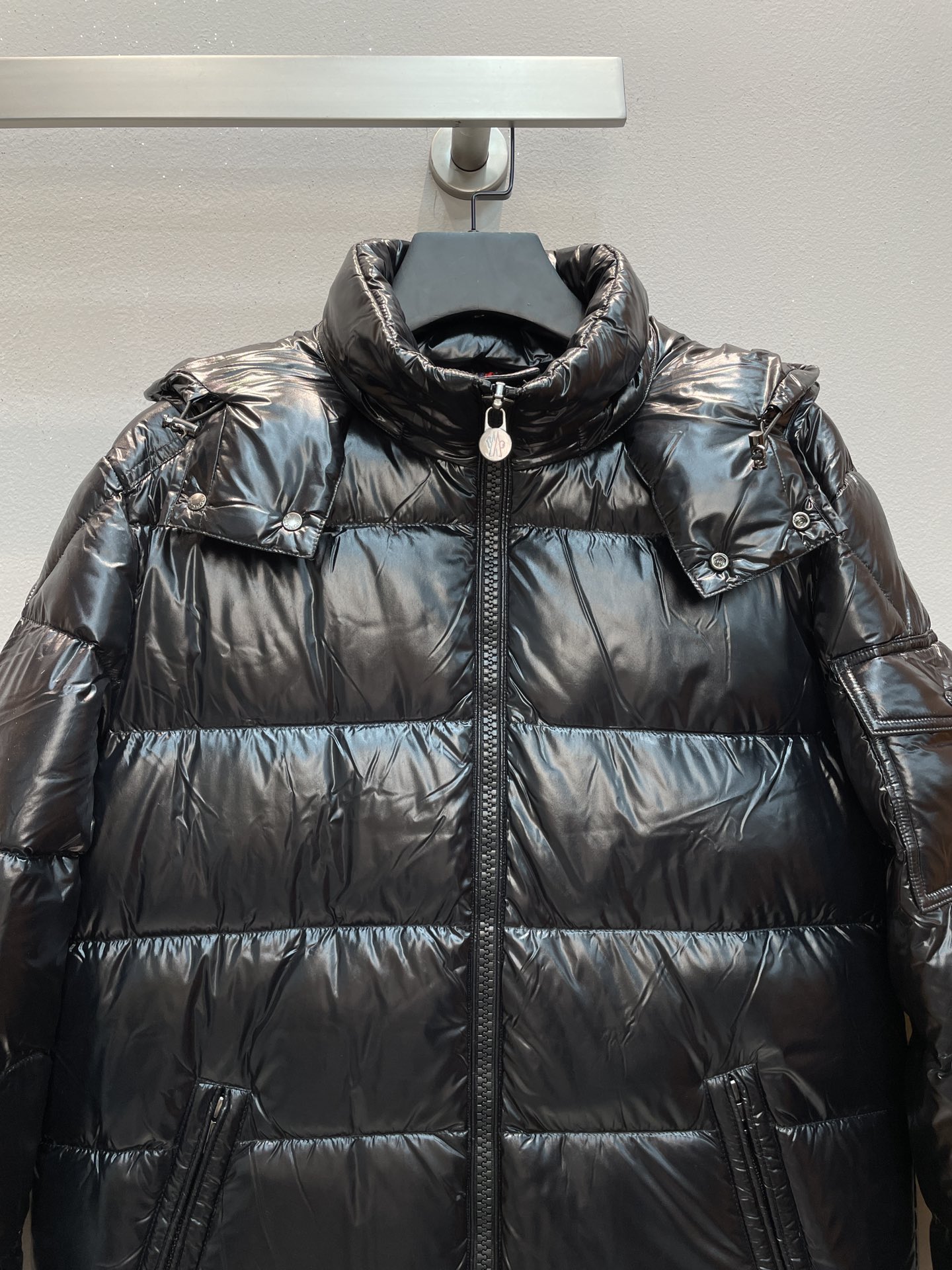 新款🌟出货啦📢 Moncle*秋冬经典Maya男款羽绒服，看饱满度和回弹性就知道绒的好坏，大货实拍所见即