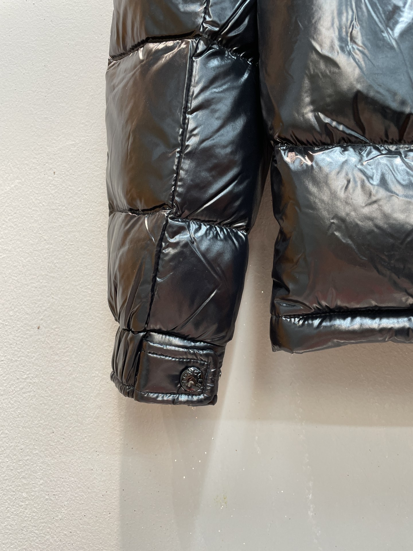 新款🌟出货啦📢 Moncle*秋冬经典Maya男款羽绒服，看饱满度和回弹性就知道绒的好坏，大货实拍所见即