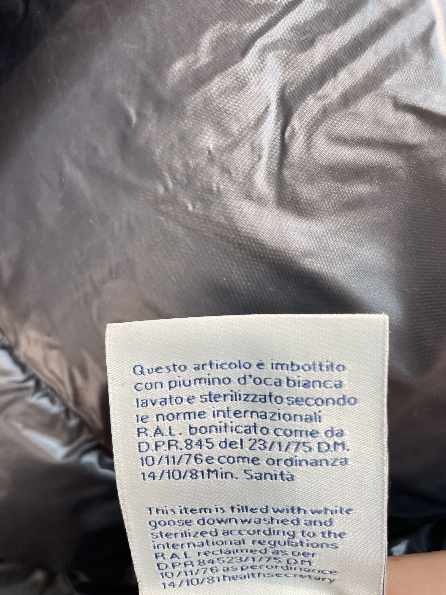 新款🌟出货啦📢 Moncle*秋冬经典Maya男款羽绒服，看饱满度和回弹性就知道绒的好坏，大货实拍所见即