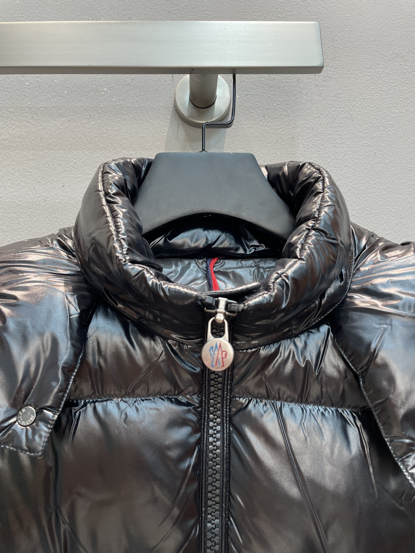 新款🌟出货啦📢 Moncle*秋冬经典Maya男款羽绒服，看饱满度和回弹性就知道绒的好坏，大货实拍所见即