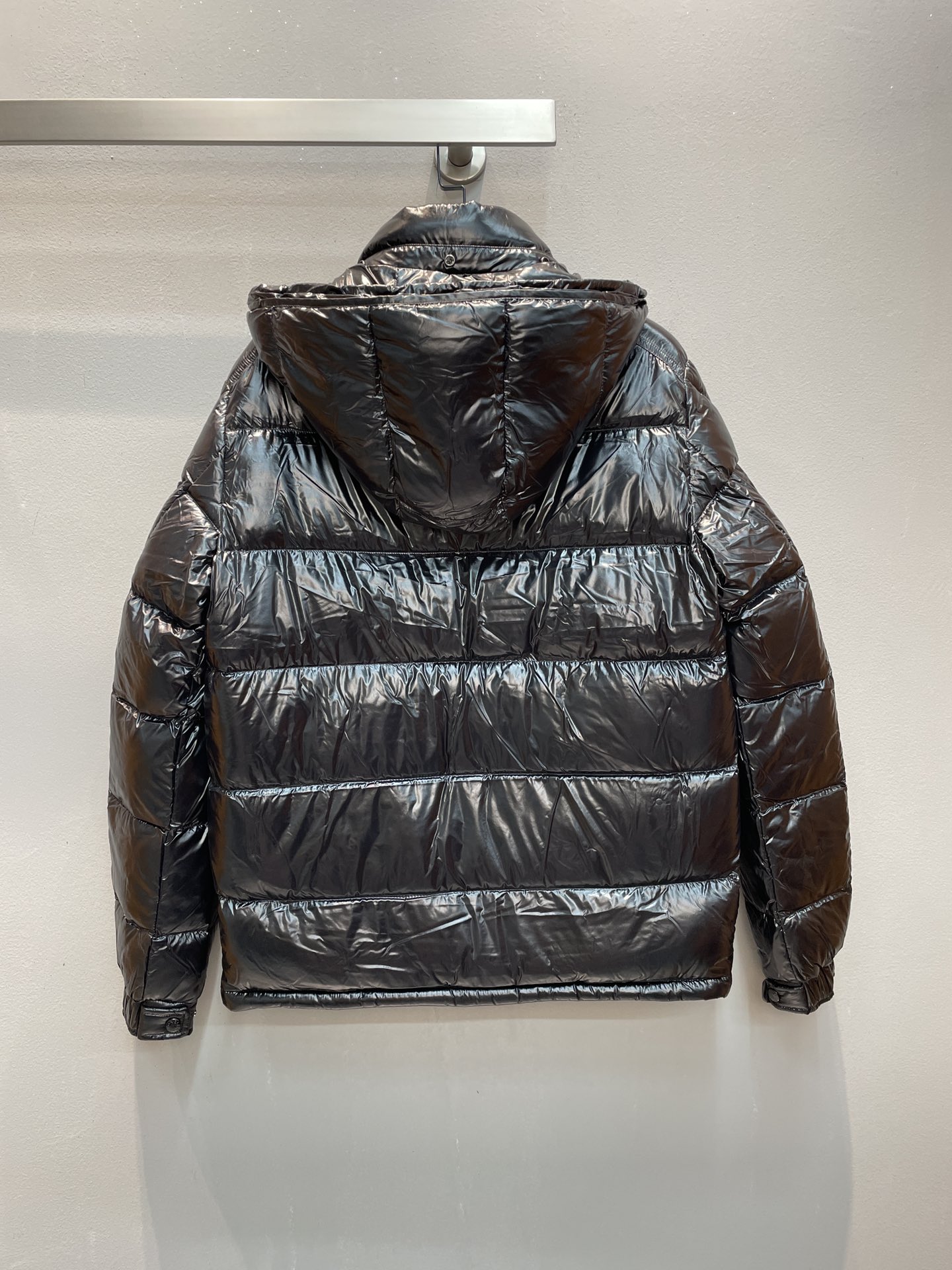 新款🌟出货啦📢 Moncle*秋冬经典Maya男款羽绒服，看饱满度和回弹性就知道绒的好坏，大货实拍所见即