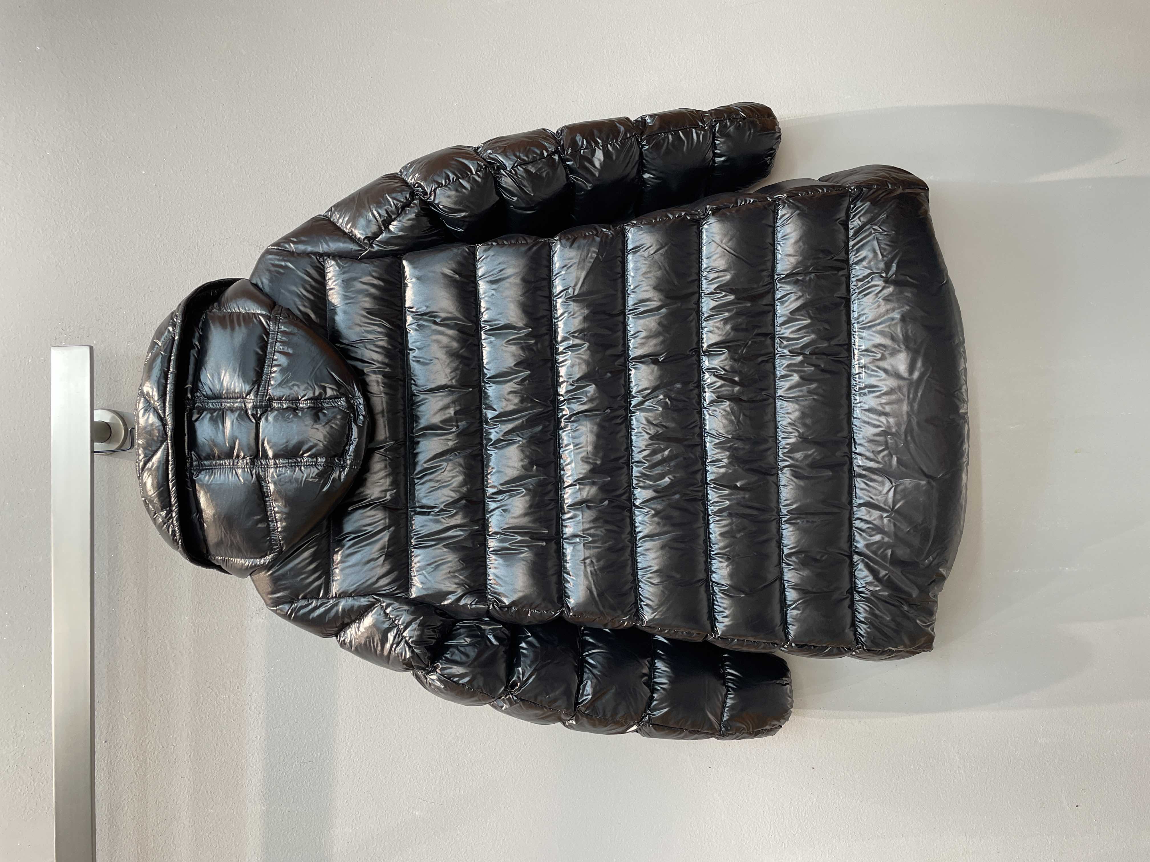 新款🌟出货啦📢 Moncle*秋冬经典Suyen系列中长款羽绒服，可拆卸连帽领设计，偏宽松版型的娃娃款！