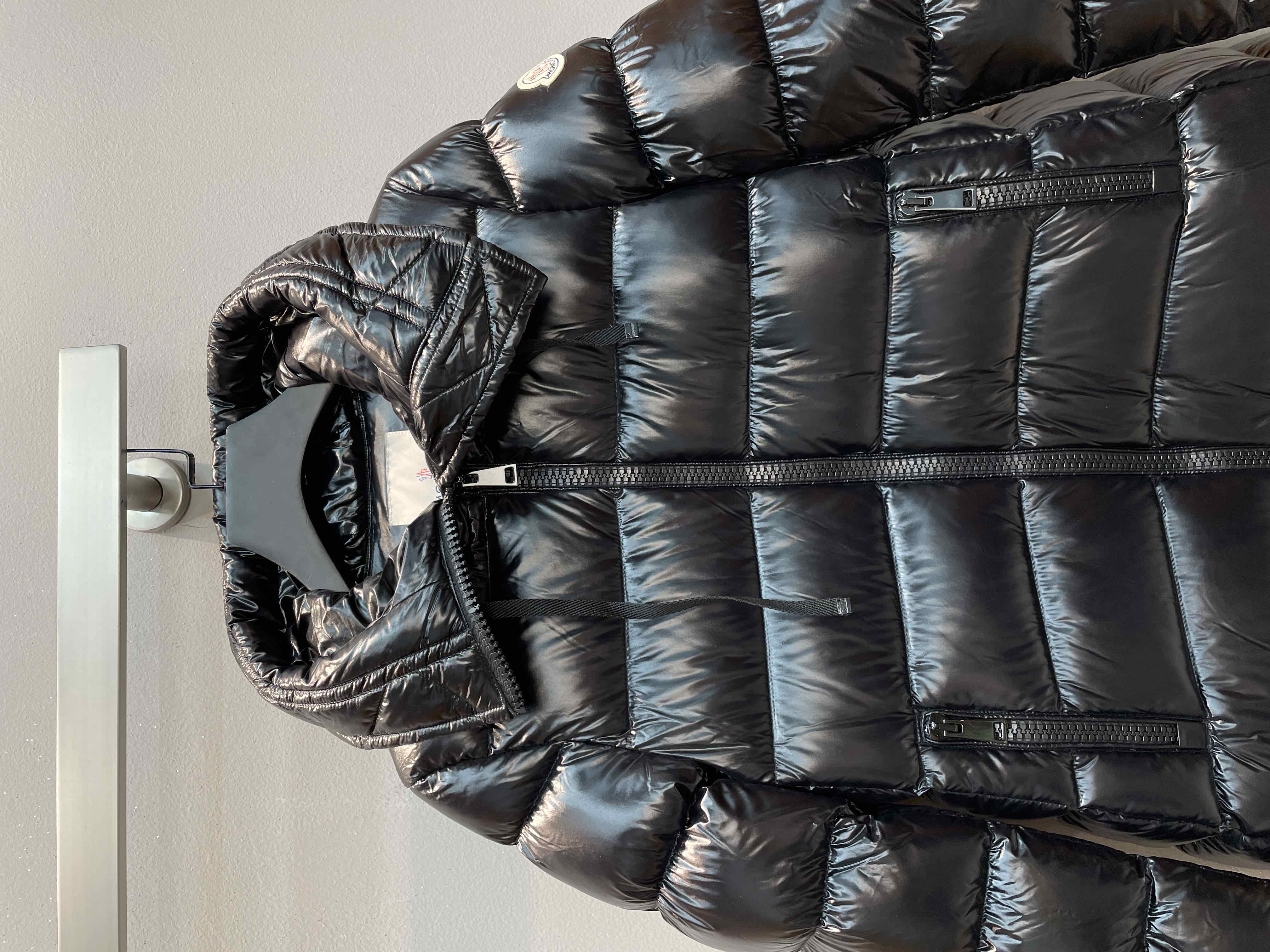 新款🌟出货啦📢 Moncle*秋冬经典Suyen系列中长款羽绒服，可拆卸连帽领设计，偏宽松版型的娃娃款！