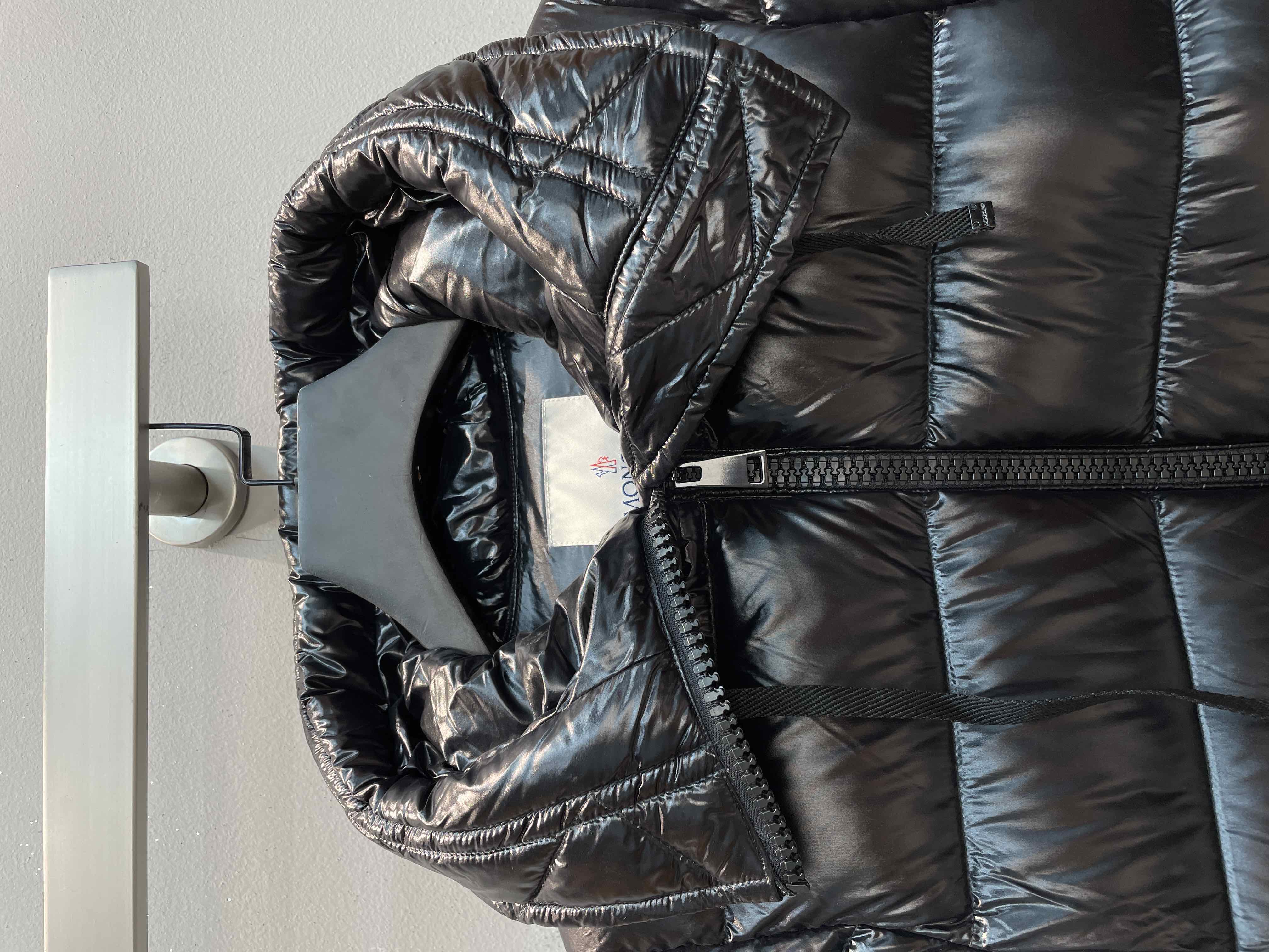 新款🌟出货啦📢 Moncle*秋冬经典Suyen系列中长款羽绒服，可拆卸连帽领设计，偏宽松版型的娃娃款！