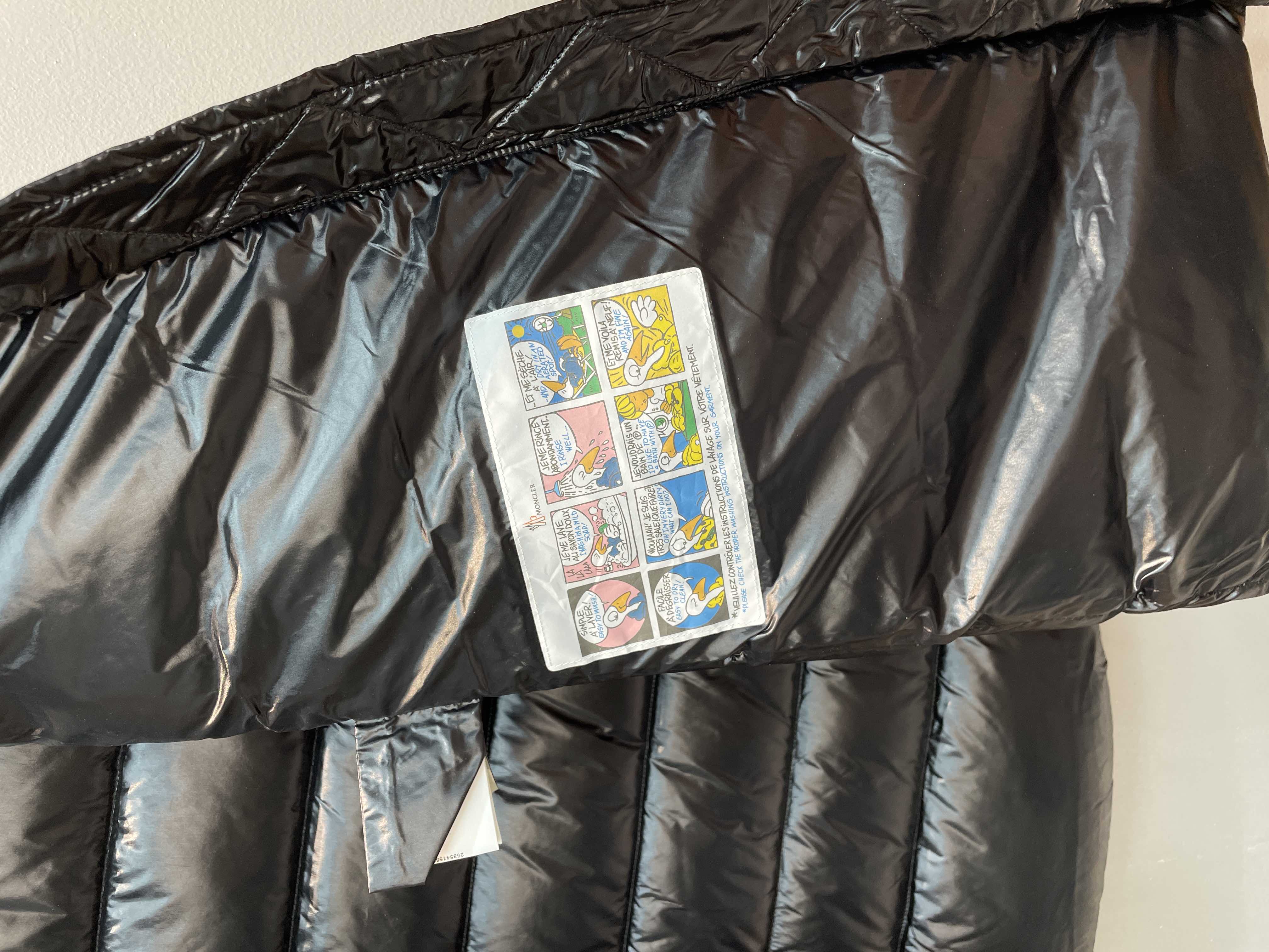 新款🌟出货啦📢 Moncle*秋冬经典Suyen系列中长款羽绒服，可拆卸连帽领设计，偏宽松版型的娃娃款！