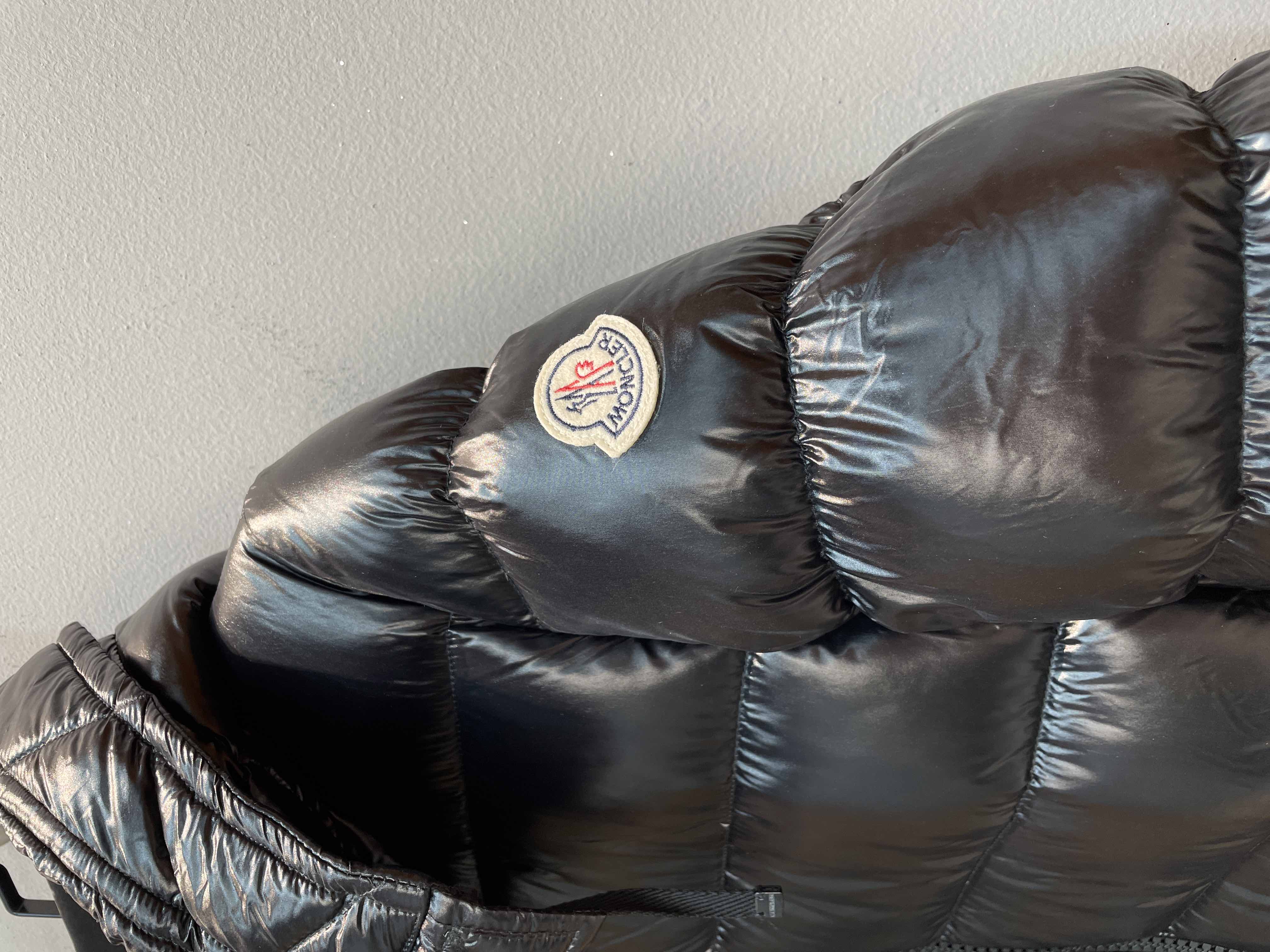 新款🌟出货啦📢 Moncle*秋冬经典Suyen系列中长款羽绒服，可拆卸连帽领设计，偏宽松版型的娃娃款！