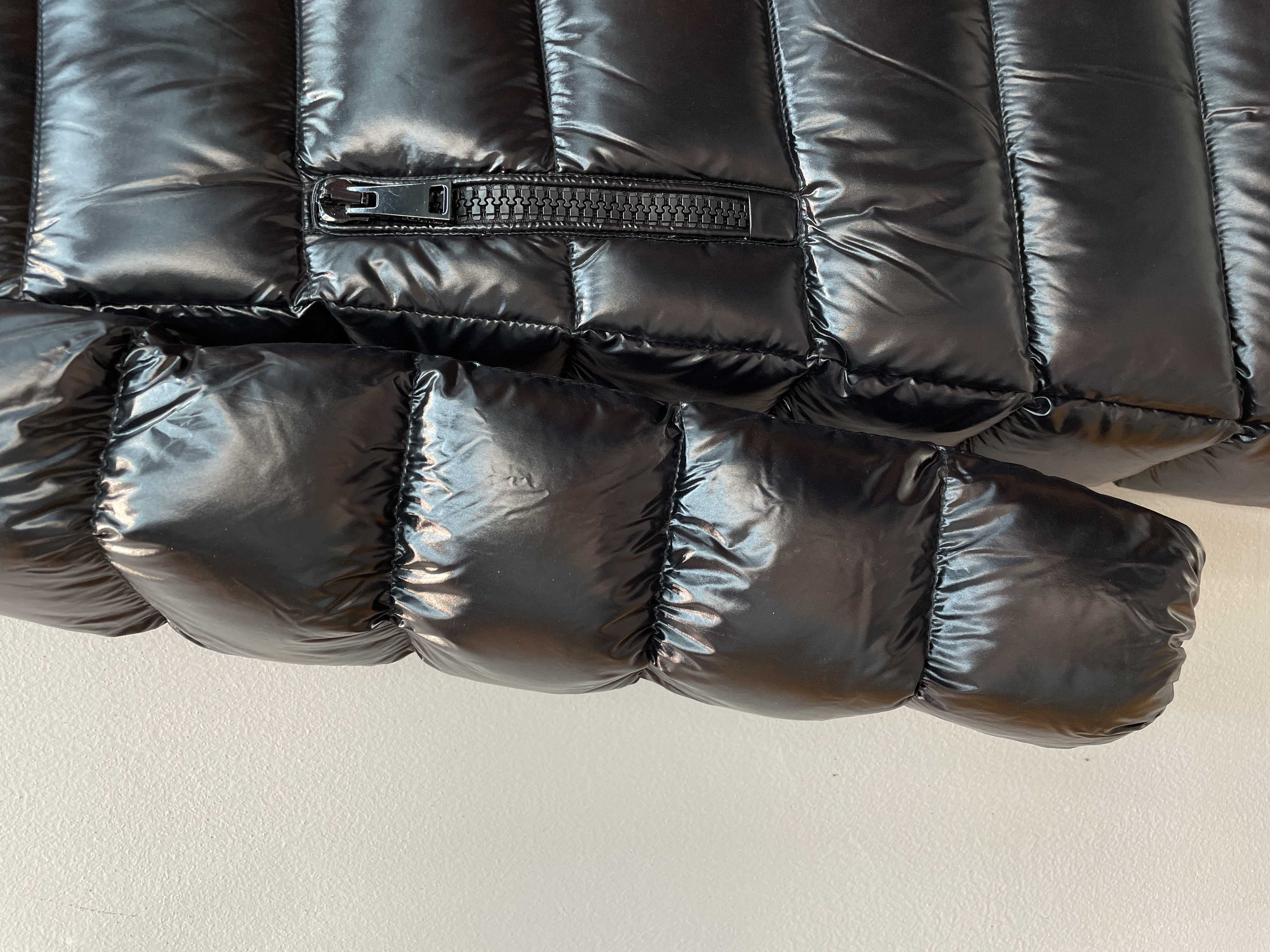 新款🌟出货啦📢 Moncle*秋冬经典Suyen系列中长款羽绒服，可拆卸连帽领设计，偏宽松版型的娃娃款！