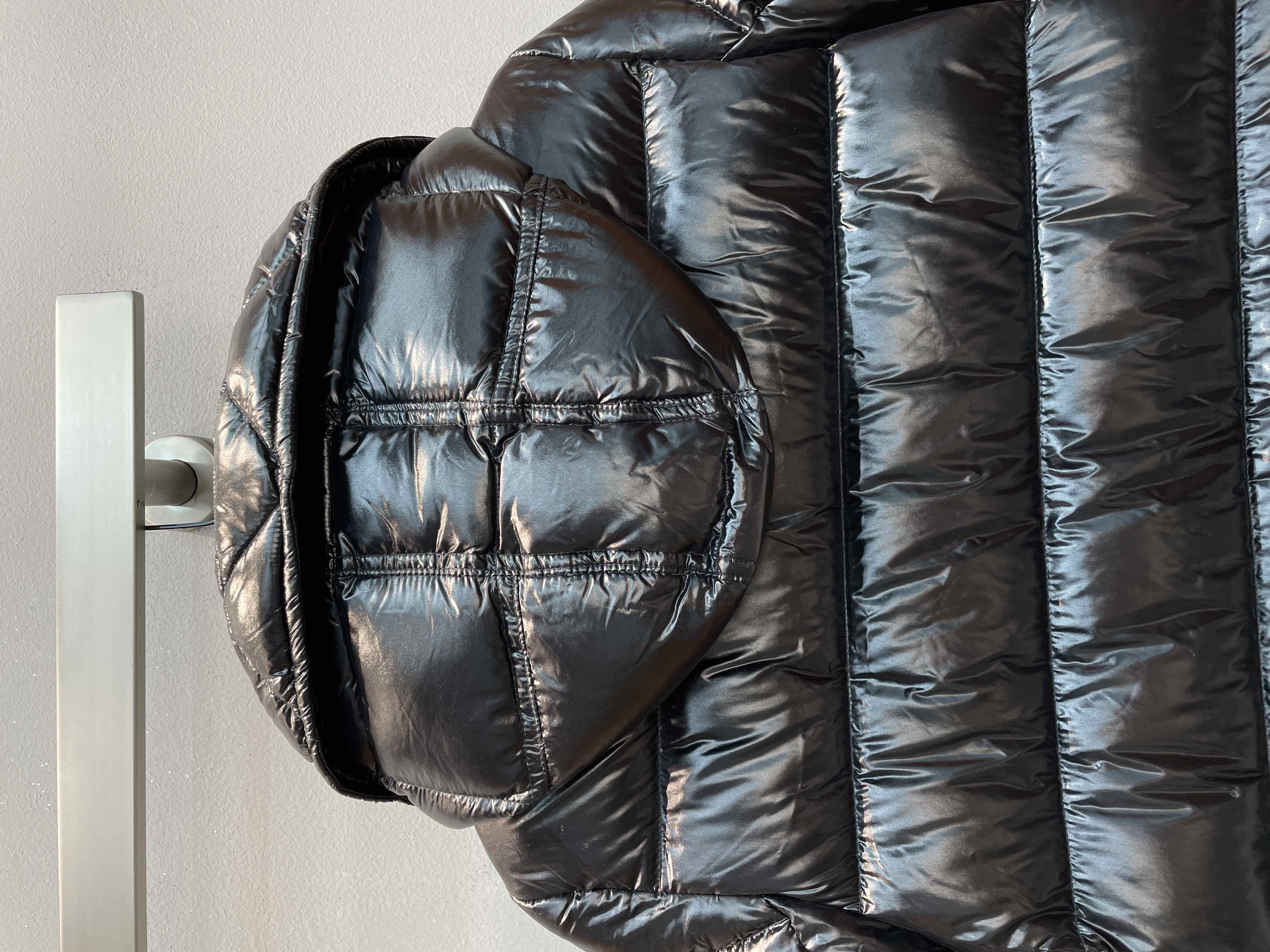 新款🌟出货啦📢 Moncle*秋冬经典Suyen系列中长款羽绒服，可拆卸连帽领设计，偏宽松版型的娃娃款！