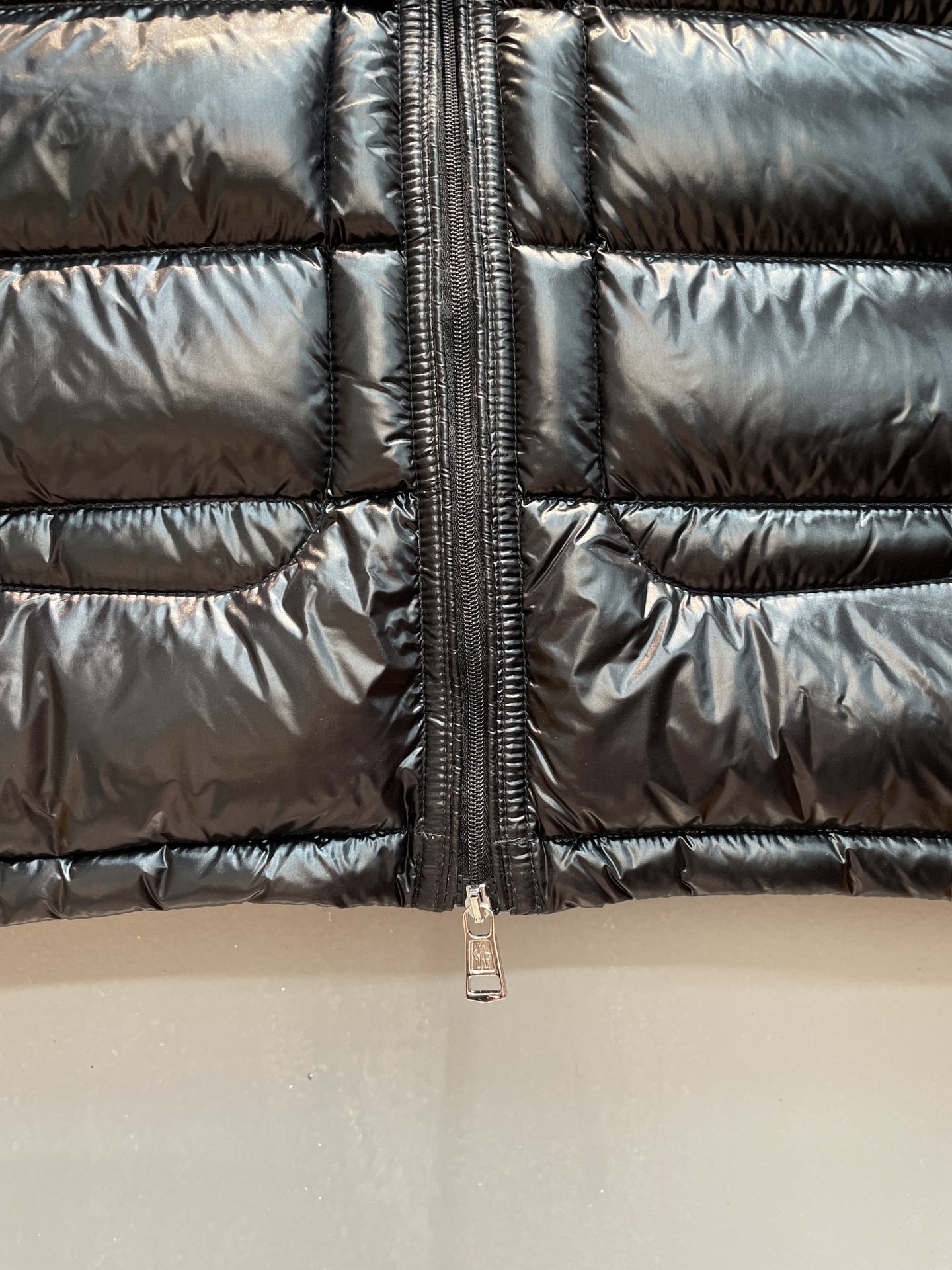 新款🌟出货啦📢 Moncle*秋冬经典Acorus系列男款羽绒服，立领轻便设计，充绒是最顶级的90白鹅绒