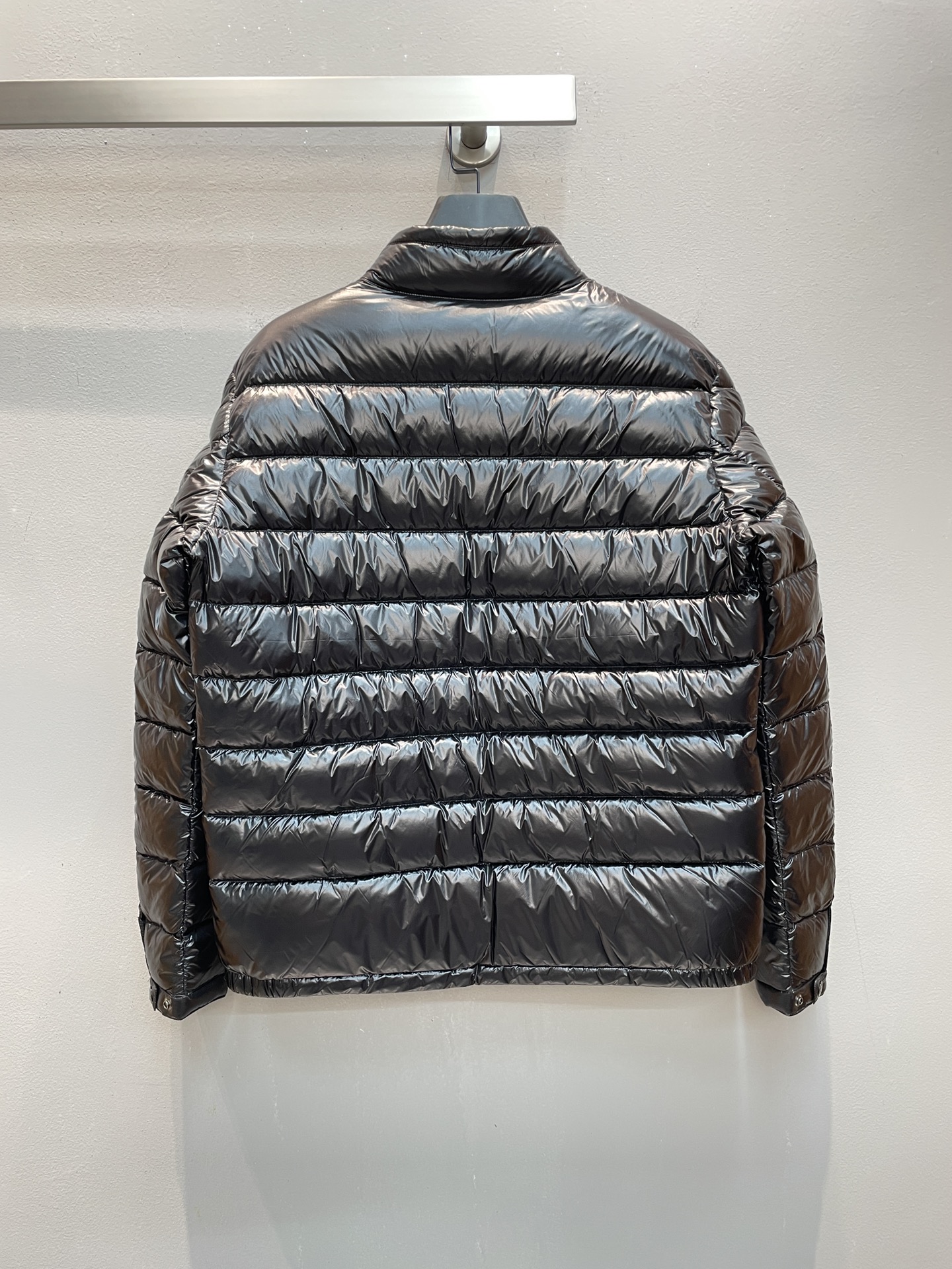 新款🌟出货啦📢 Moncle*秋冬经典Acorus系列男款羽绒服，立领轻便设计，充绒是最顶级的90白鹅绒