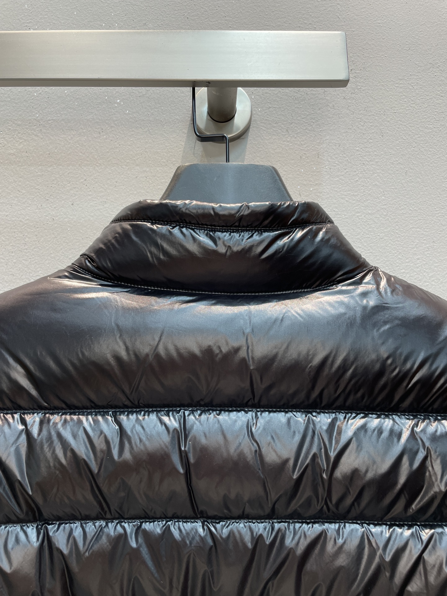 新款🌟出货啦📢 Moncle*秋冬经典Acorus系列男款羽绒服，立领轻便设计，充绒是最顶级的90白鹅绒