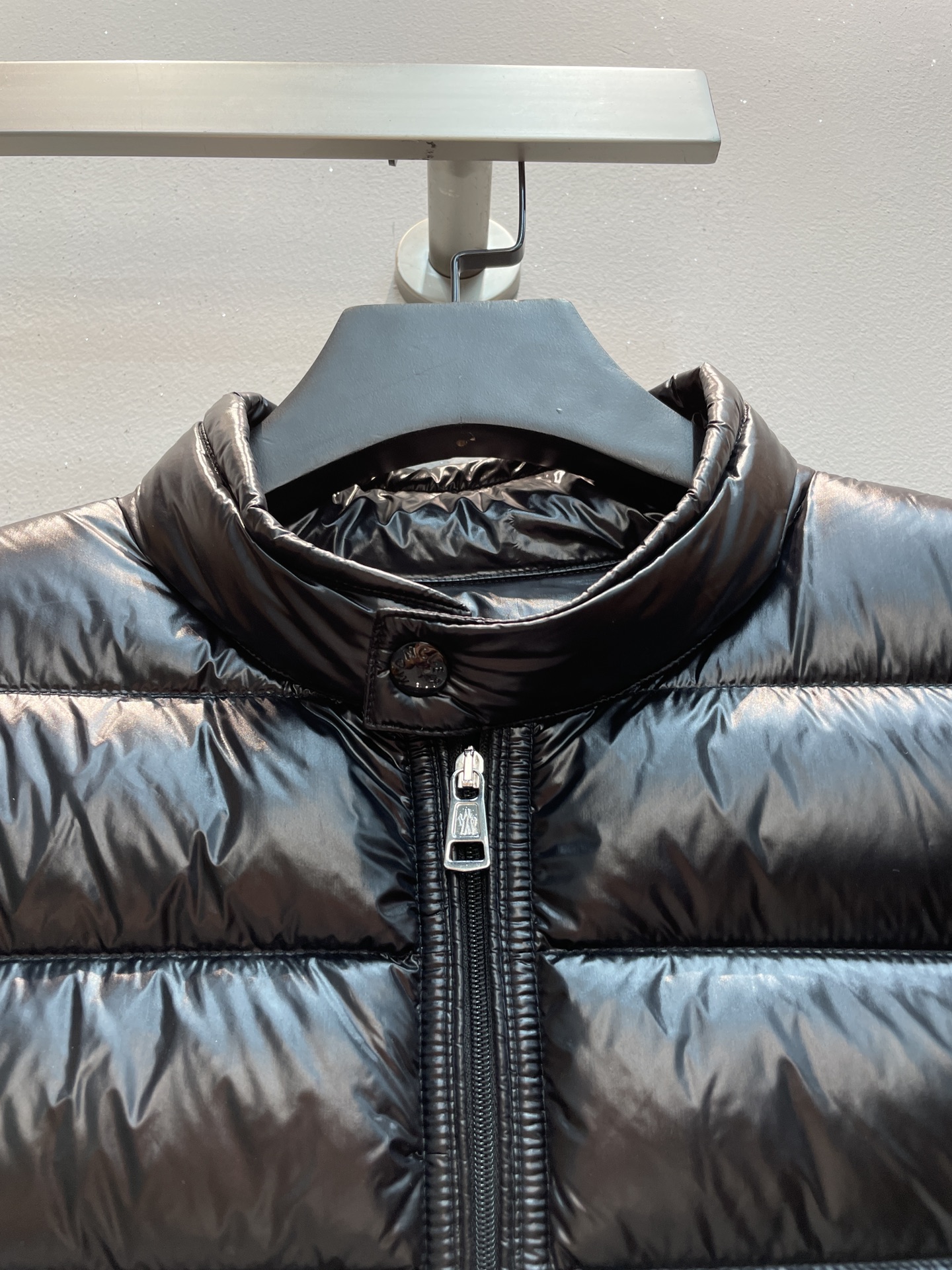 新款🌟出货啦📢 Moncle*秋冬经典Acorus系列男款羽绒服，立领轻便设计，充绒是最顶级的90白鹅绒