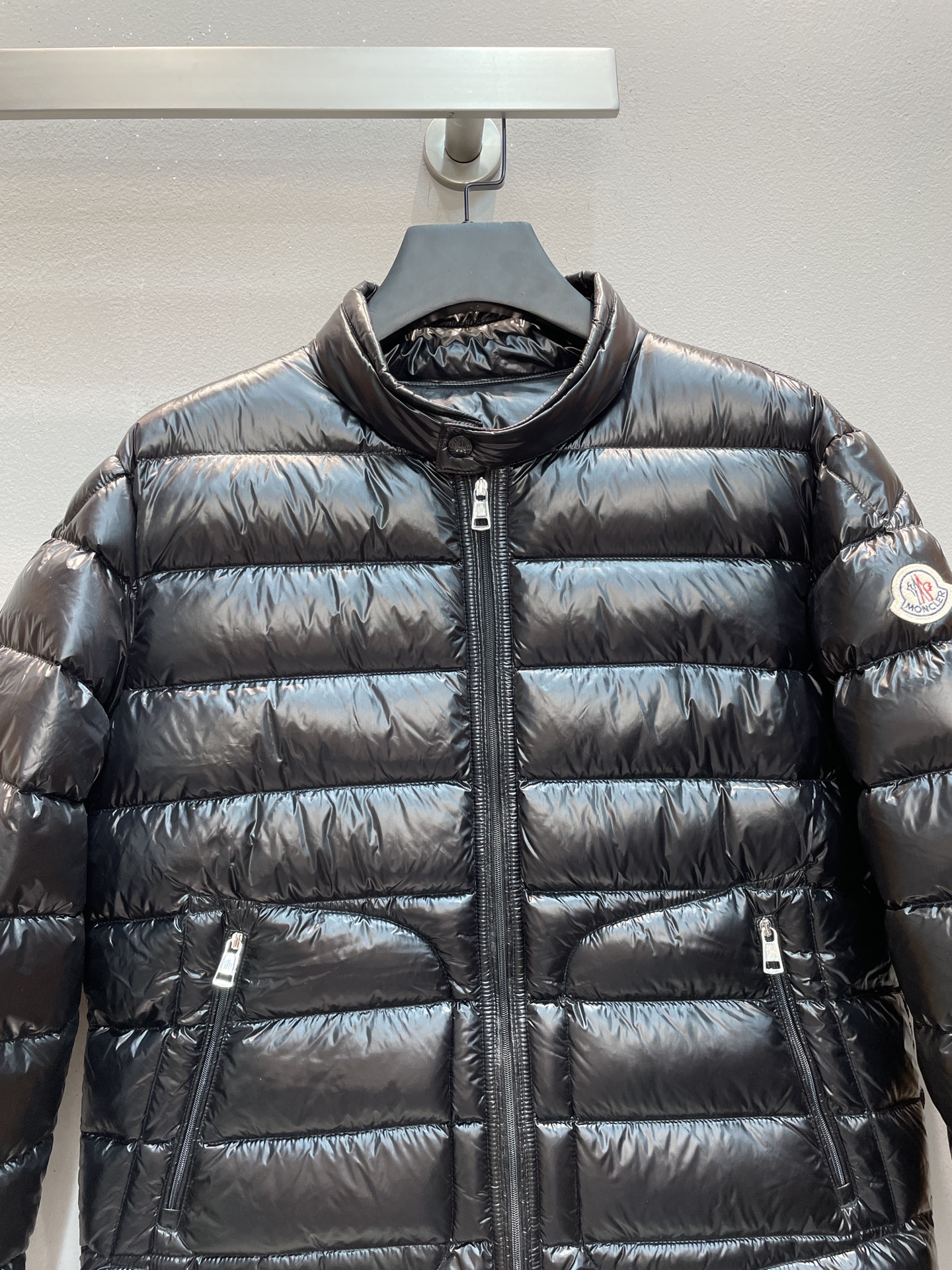 新款🌟出货啦📢 Moncle*秋冬经典Acorus系列男款羽绒服，立领轻便设计，充绒是最顶级的90白鹅绒