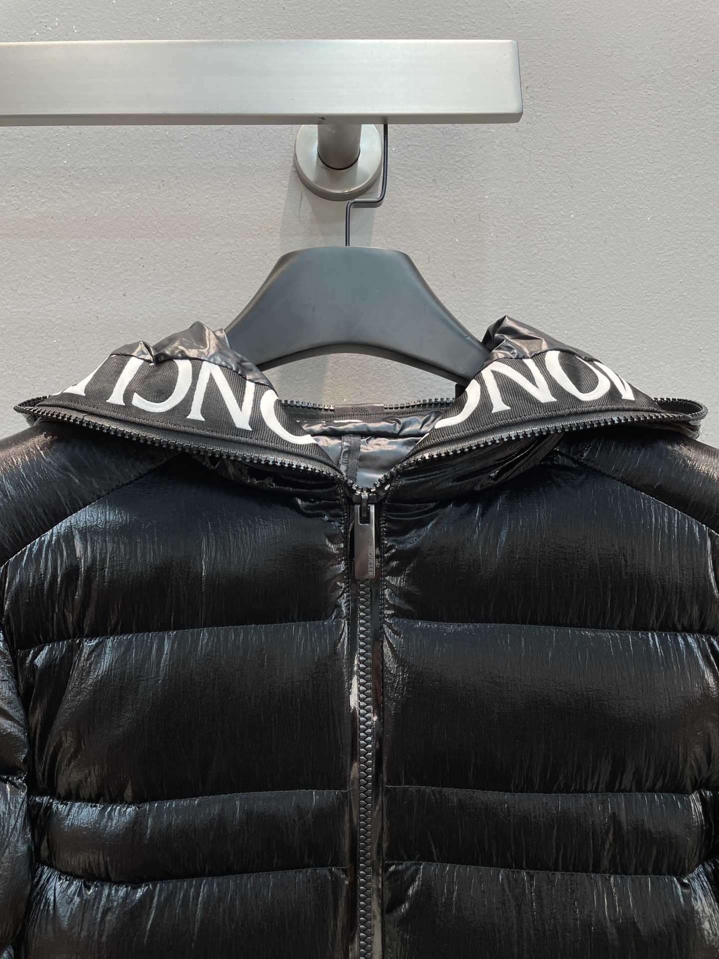 新款🌟出货啦📢 Moncle*秋冬经典Tharon系列情侣款羽绒服，不可拆卸连帽设计，反光双层褶皱面料，