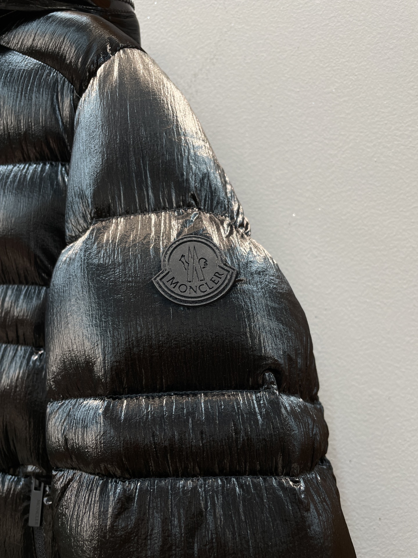 新款🌟出货啦📢 Moncle*秋冬经典Tharon系列情侣款羽绒服，不可拆卸连帽设计，反光双层褶皱面料，