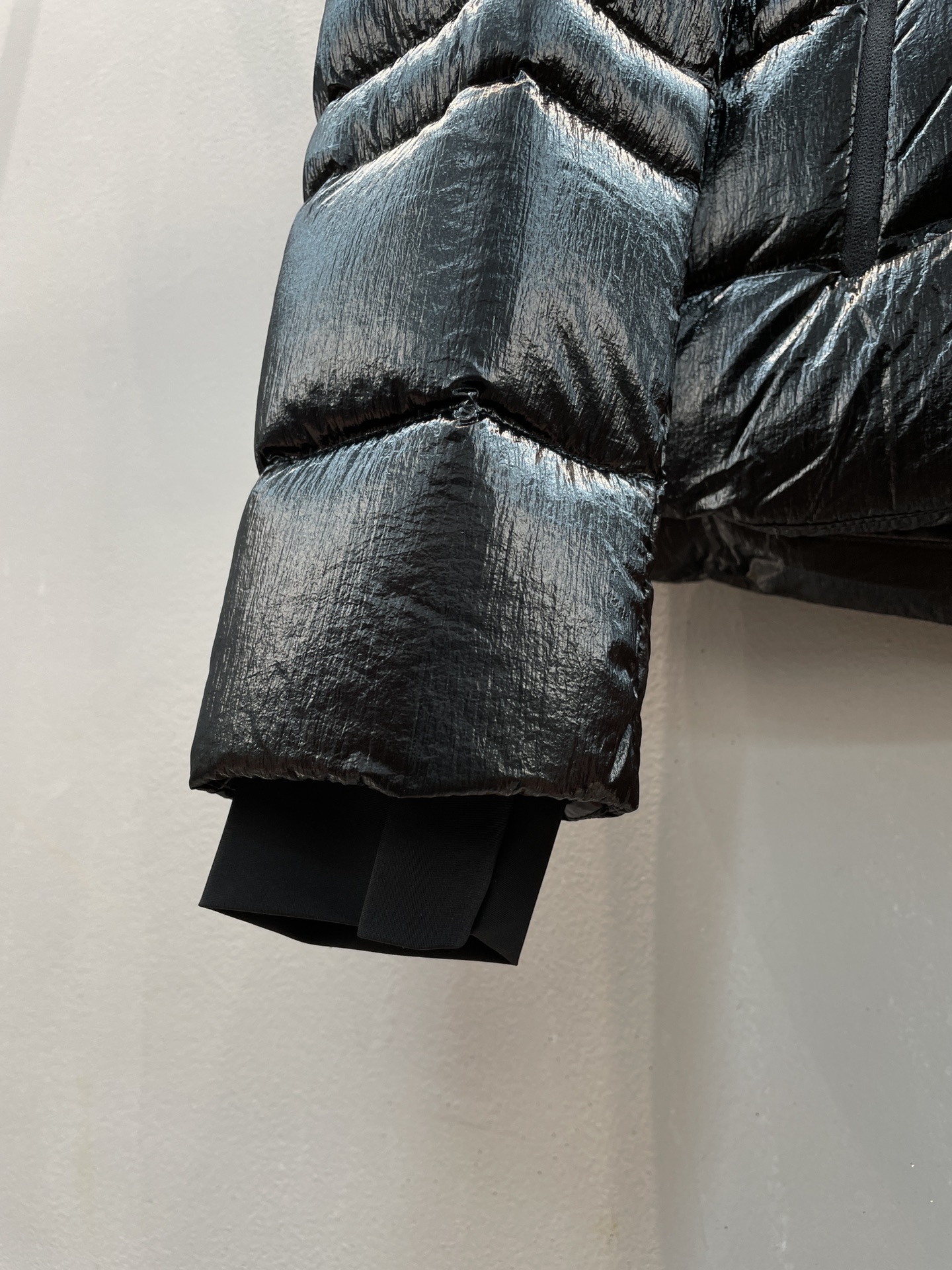 新款🌟出货啦📢 Moncle*秋冬经典Tharon系列情侣款羽绒服，不可拆卸连帽设计，反光双层褶皱面料，