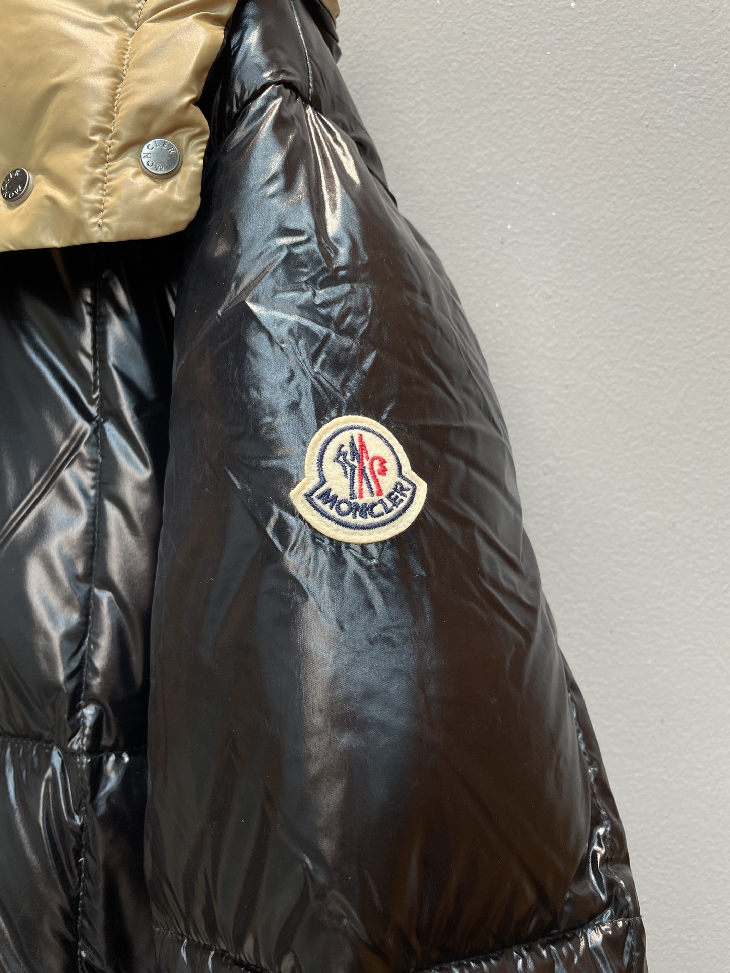 新款🌟出货啦📢 Moncle*秋冬经典Parana系列女款羽绒服，可拆卸连帽设计，充绒是最顶级的90白鹅