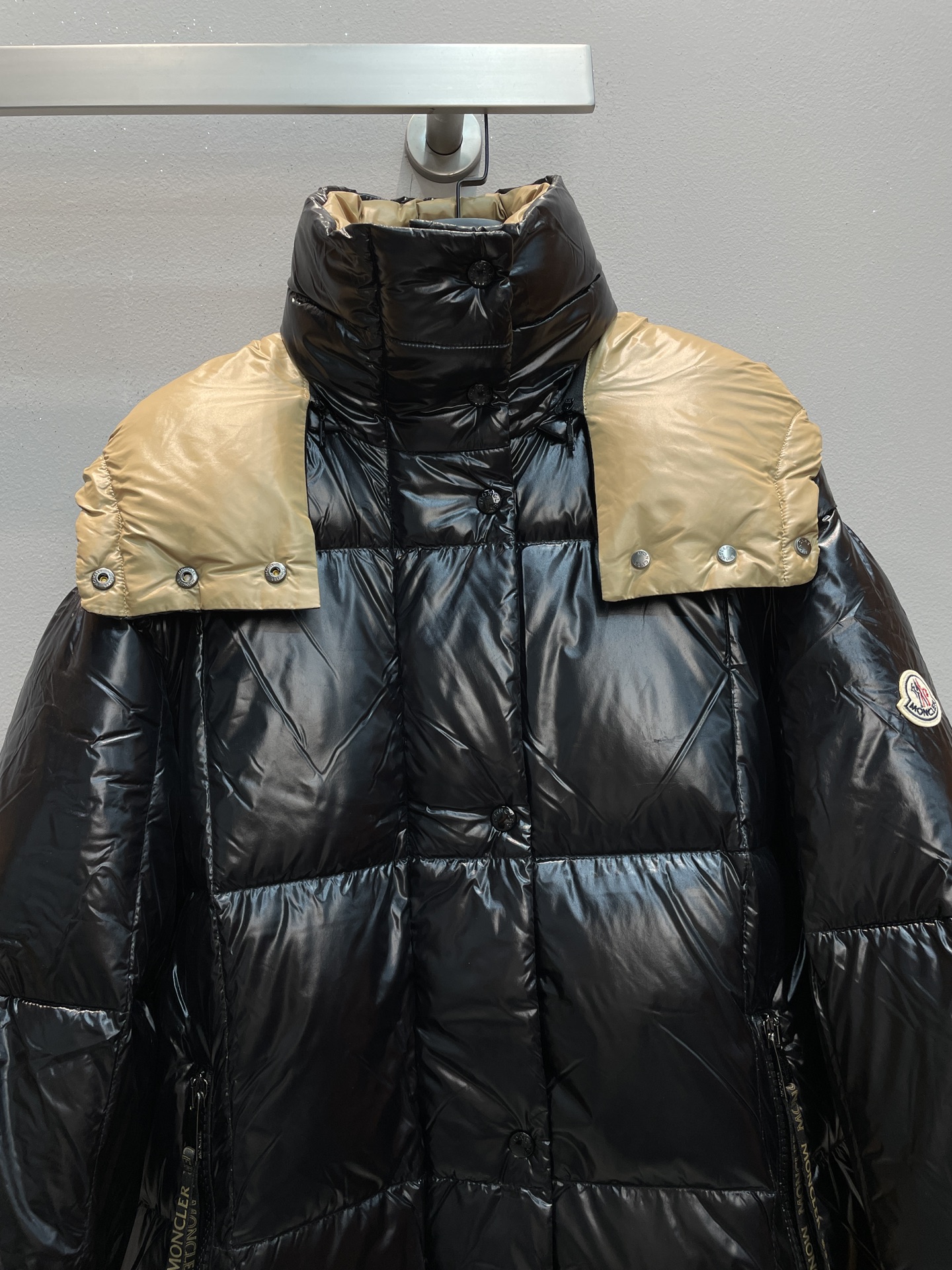 新款🌟出货啦📢 Moncle*秋冬经典Parana系列女款羽绒服，可拆卸连帽设计，充绒是最顶级的90白鹅