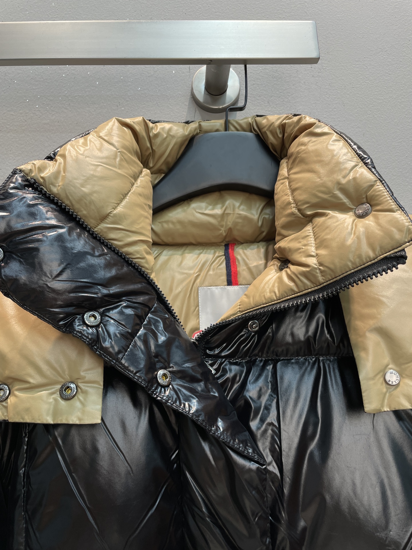 新款🌟出货啦📢 Moncle*秋冬经典Parana系列女款羽绒服，可拆卸连帽设计，充绒是最顶级的90白鹅