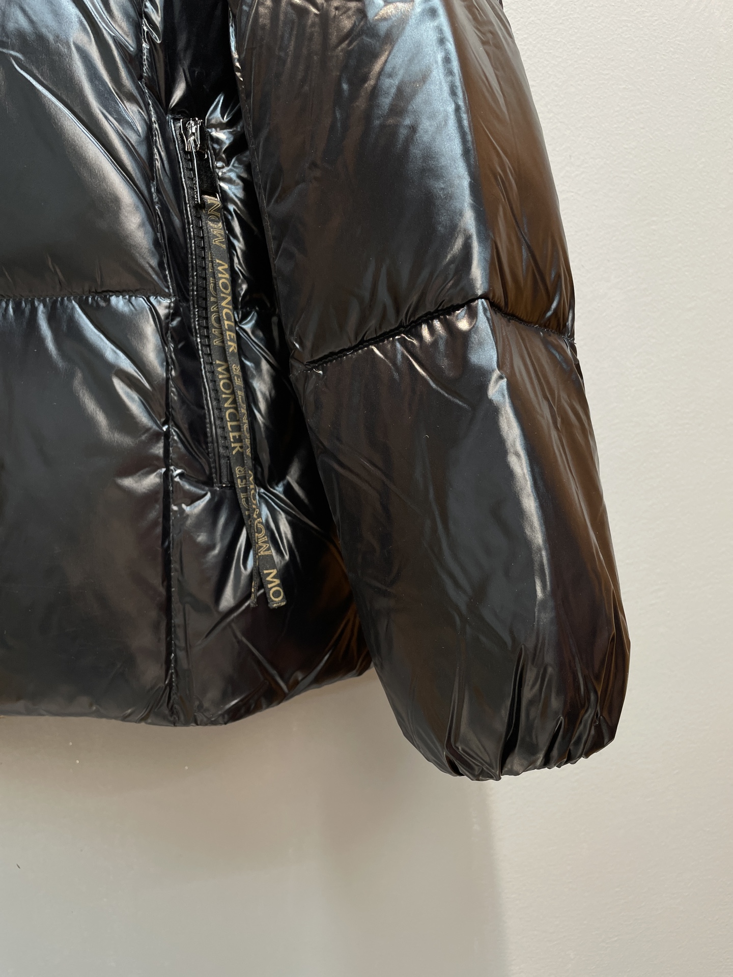 新款🌟出货啦📢 Moncle*秋冬经典Parana系列女款羽绒服，可拆卸连帽设计，充绒是最顶级的90白鹅