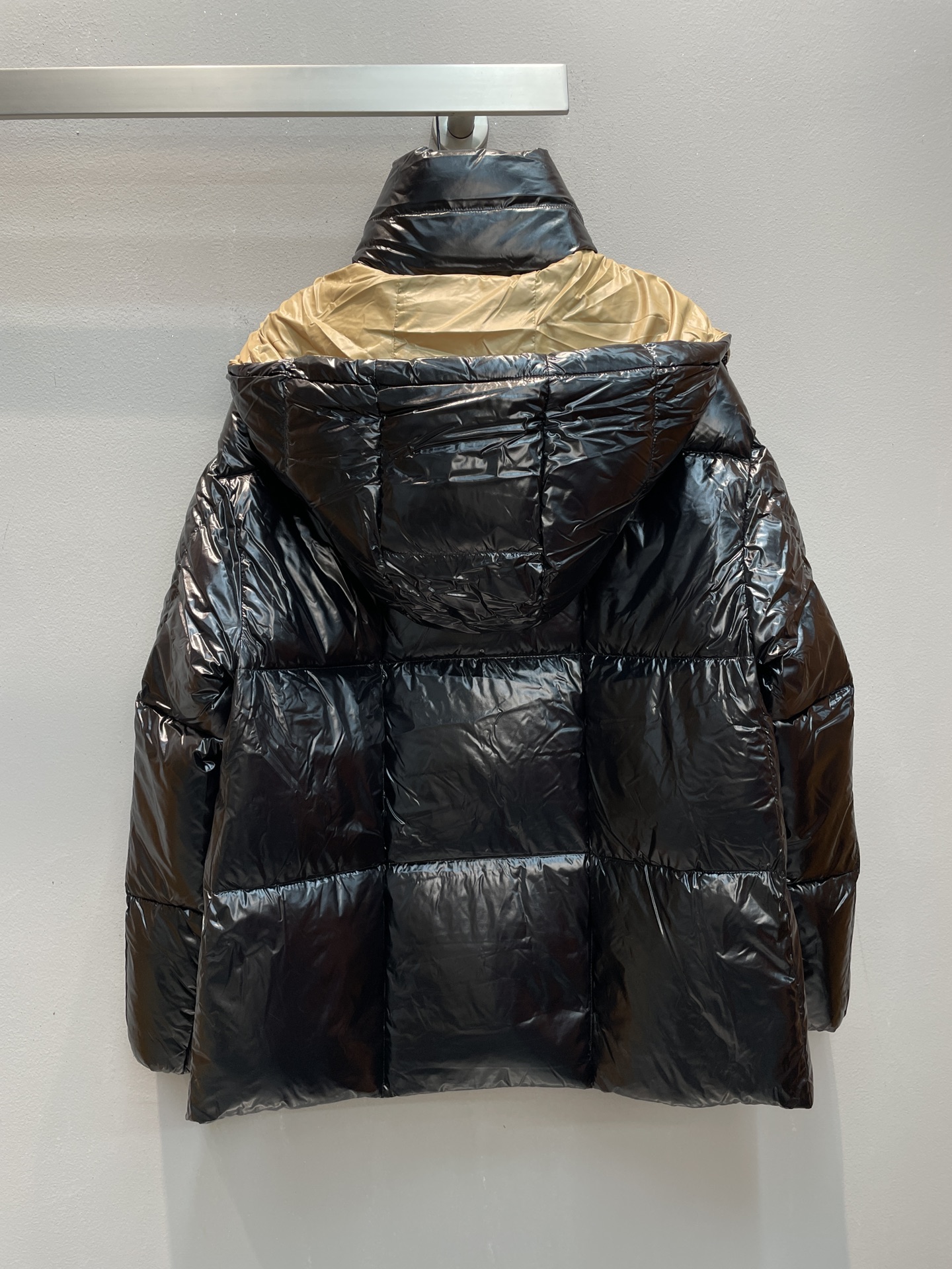 新款🌟出货啦📢 Moncle*秋冬经典Parana系列女款羽绒服，可拆卸连帽设计，充绒是最顶级的90白鹅