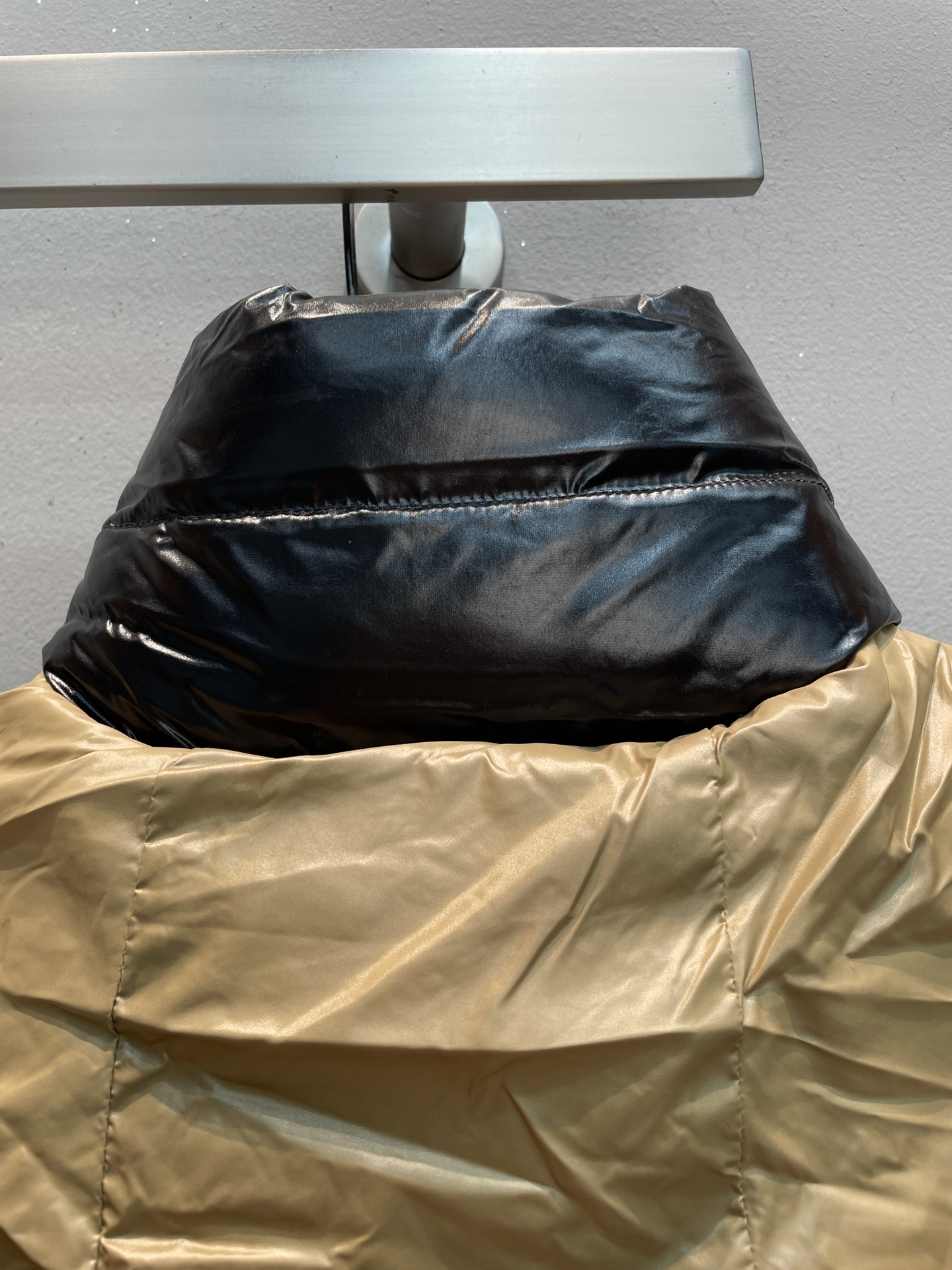 新款🌟出货啦📢 Moncle*秋冬经典Parana系列女款羽绒服，可拆卸连帽设计，充绒是最顶级的90白鹅