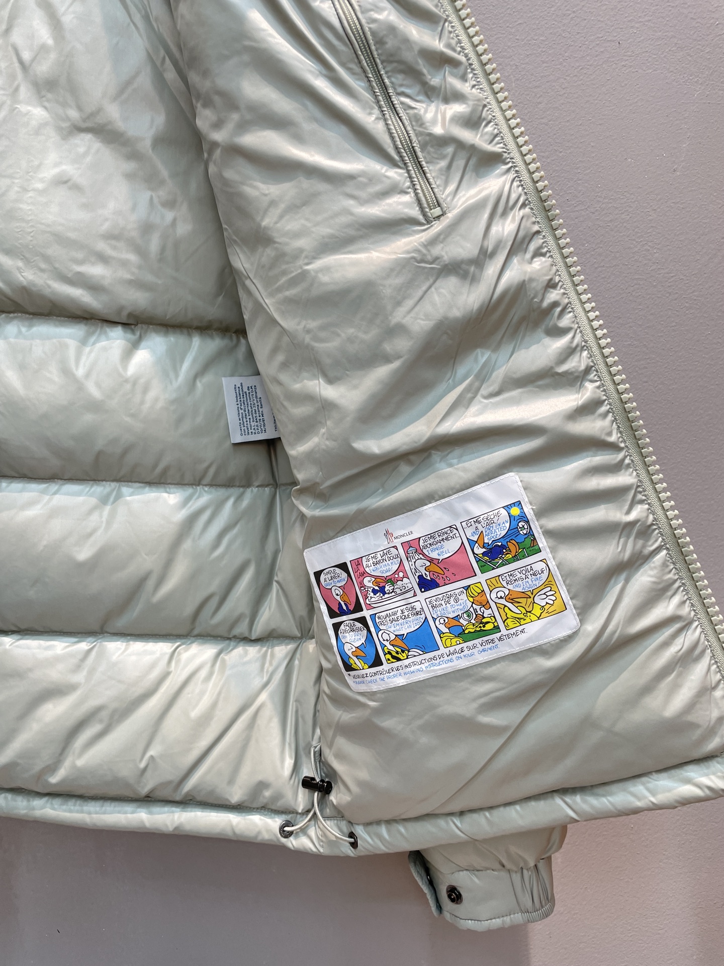 新款🌟出货啦📢 专柜最新色！Moncle*秋冬经典Maya男款羽绒服，看饱满度和回弹性就知道绒的好坏，大