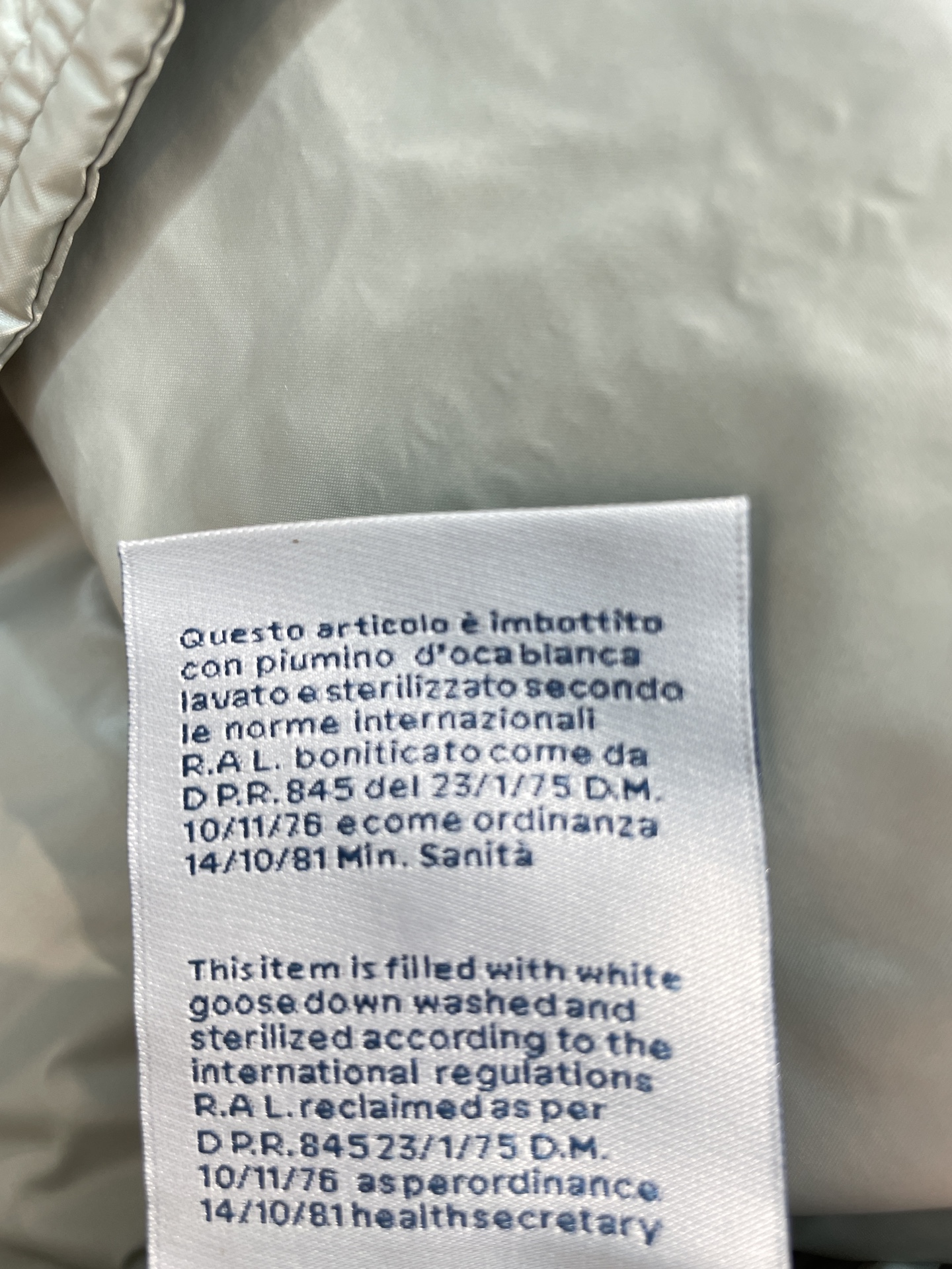 新款🌟出货啦📢 专柜最新色！Moncle*秋冬经典Maya男款羽绒服，看饱满度和回弹性就知道绒的好坏，大