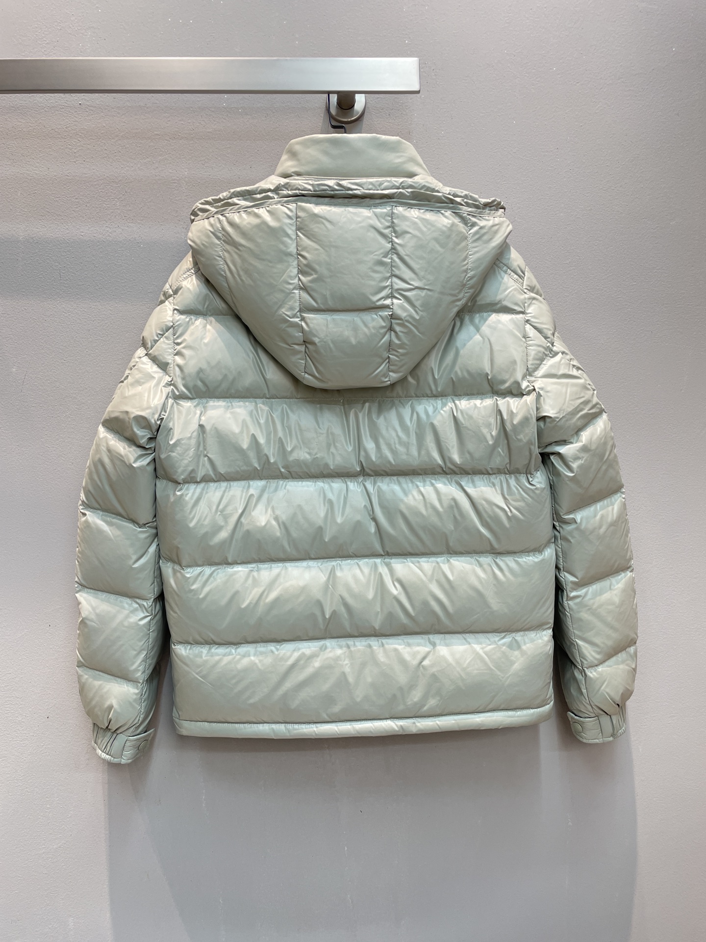 新款🌟出货啦📢 专柜最新色！Moncle*秋冬经典Maya男款羽绒服，看饱满度和回弹性就知道绒的好坏，大