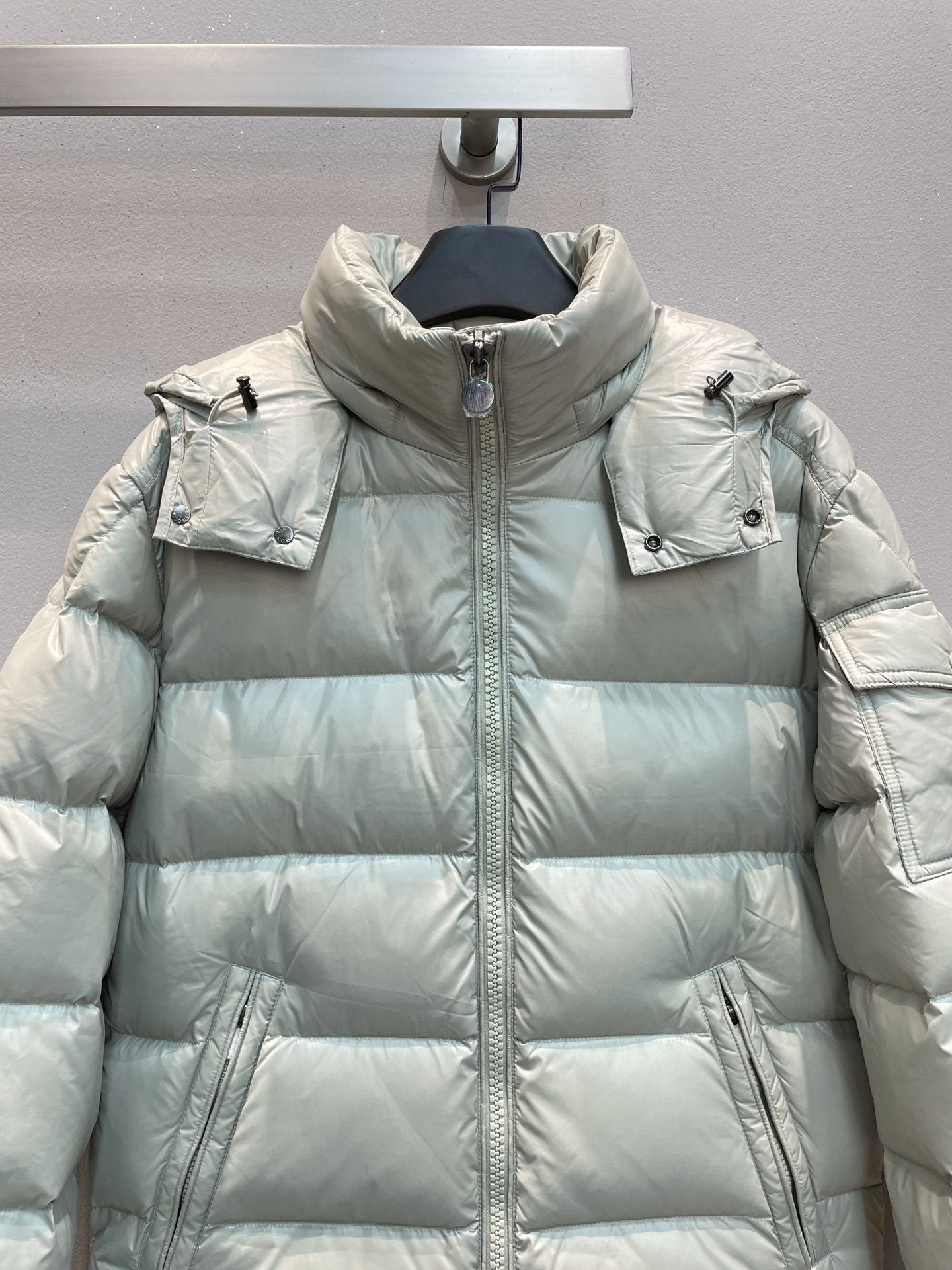 新款🌟出货啦📢 专柜最新色！Moncle*秋冬经典Maya男款羽绒服，看饱满度和回弹性就知道绒的好坏，大