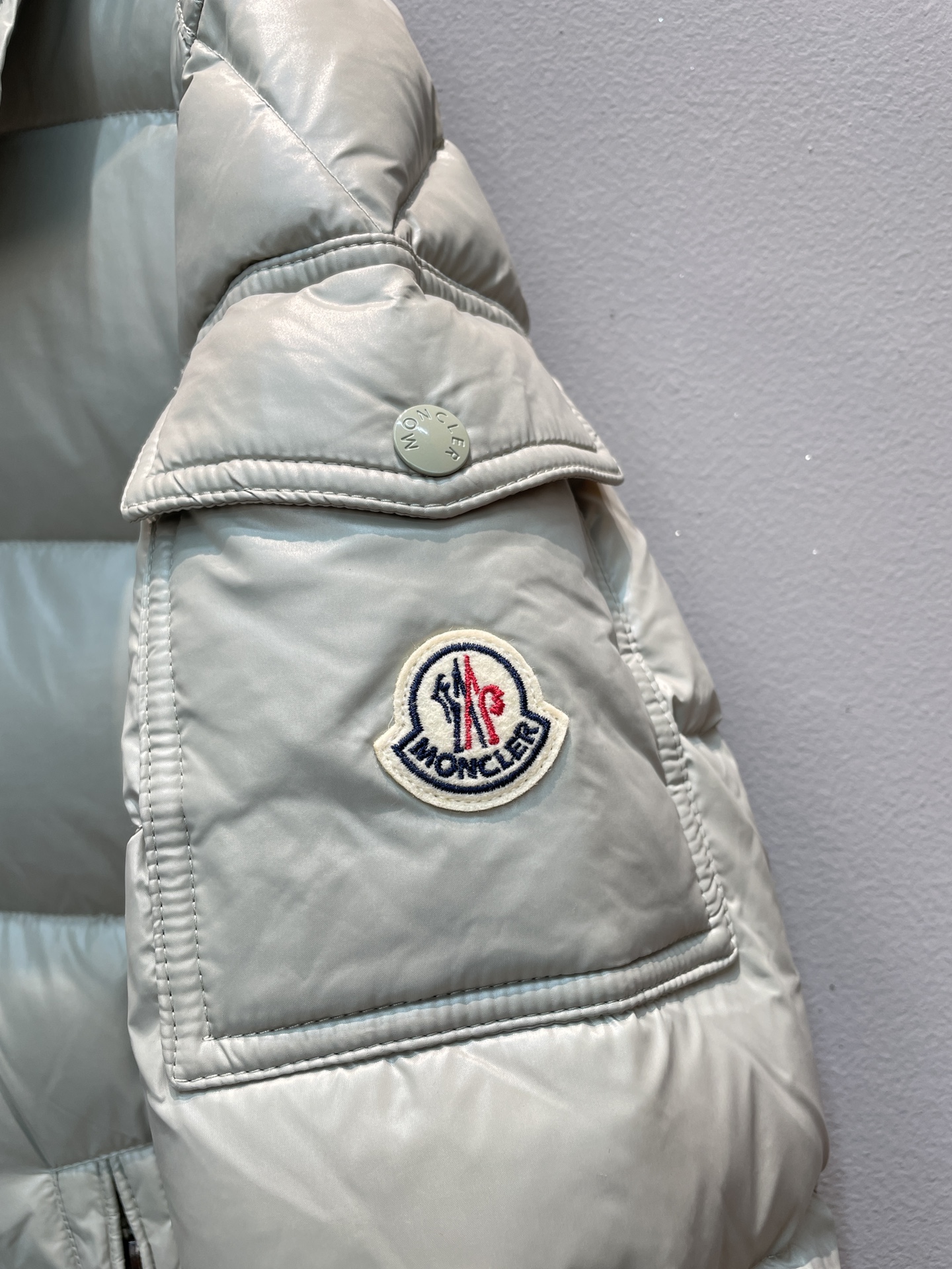 新款🌟出货啦📢 专柜最新色！Moncle*秋冬经典Maya男款羽绒服，看饱满度和回弹性就知道绒的好坏，大