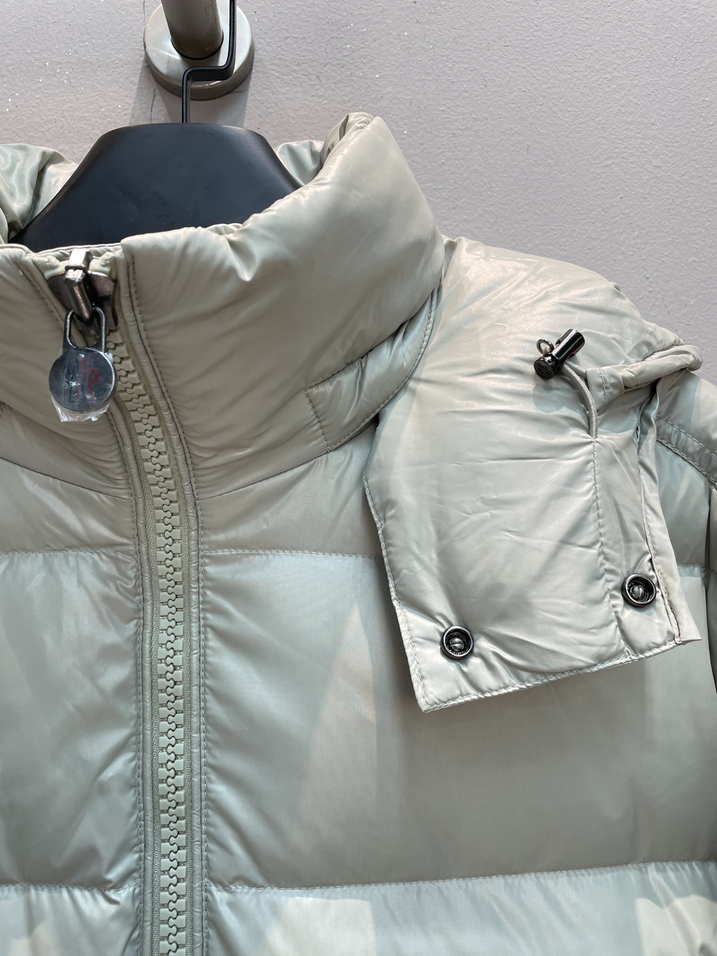 新款🌟出货啦📢 专柜最新色！Moncle*秋冬经典Maya男款羽绒服，看饱满度和回弹性就知道绒的好坏，大