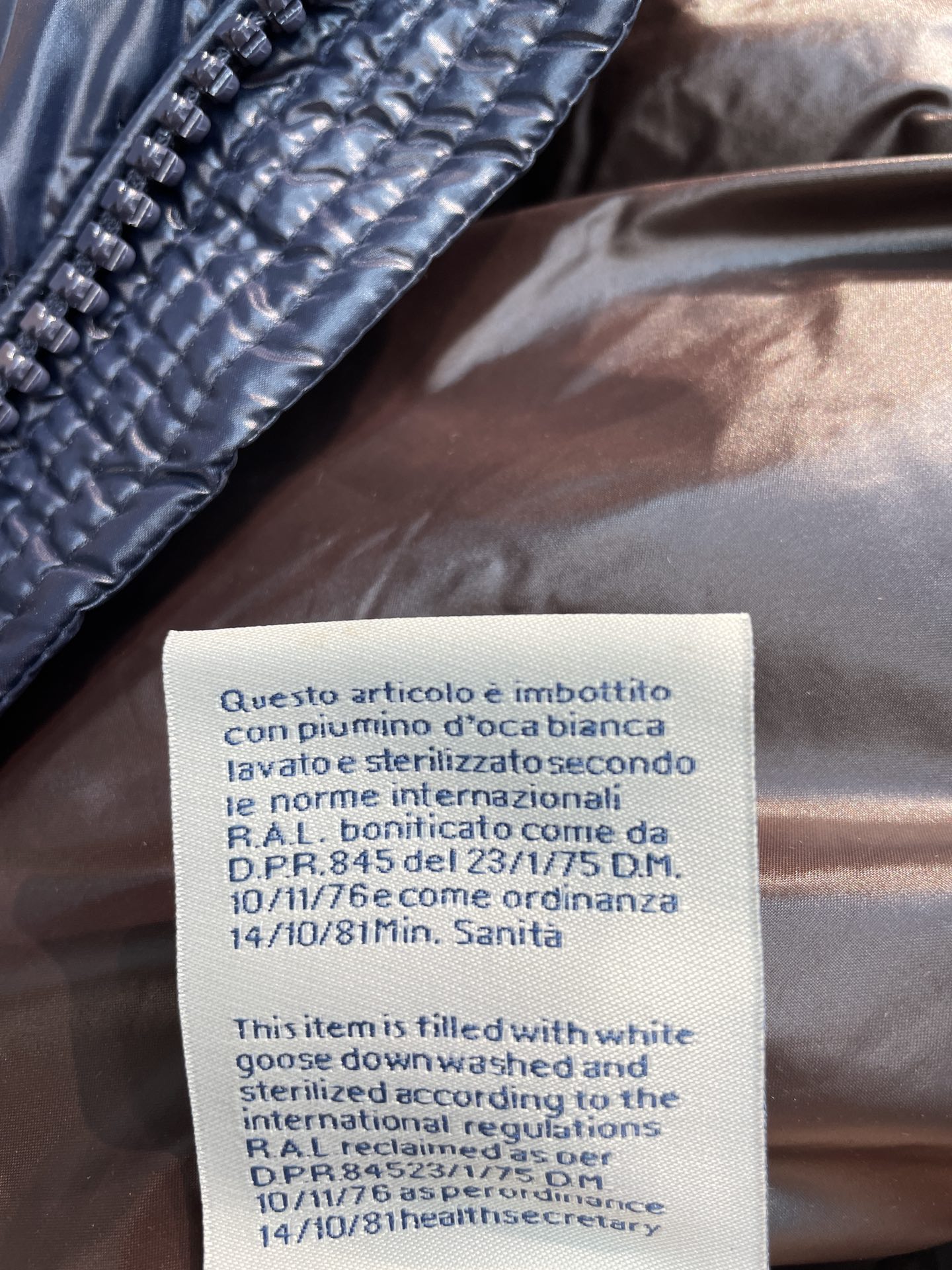 新款🌟出货啦📢 Moncle*秋冬经典Maya男款羽绒服，看饱满度和回弹性就知道绒的好坏，大货实拍所见即