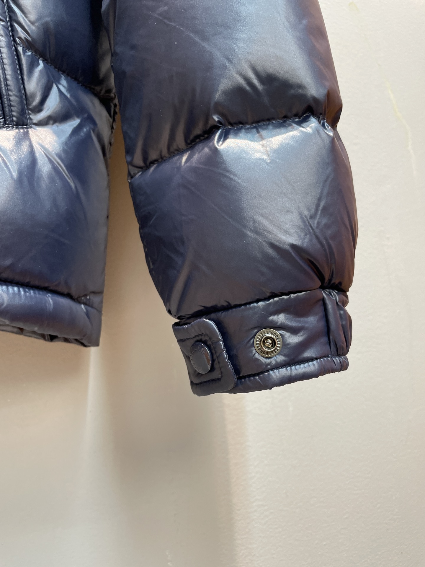 新款🌟出货啦📢 Moncle*秋冬经典Maya男款羽绒服，看饱满度和回弹性就知道绒的好坏，大货实拍所见即