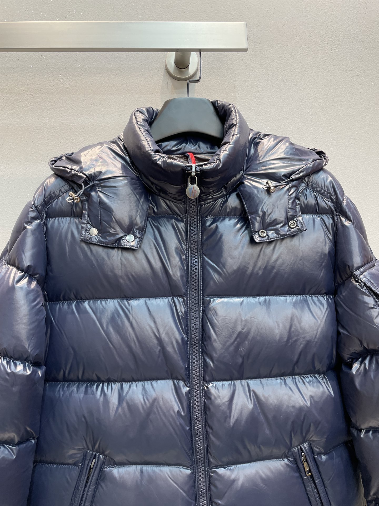 新款🌟出货啦📢 Moncle*秋冬经典Maya男款羽绒服，看饱满度和回弹性就知道绒的好坏，大货实拍所见即