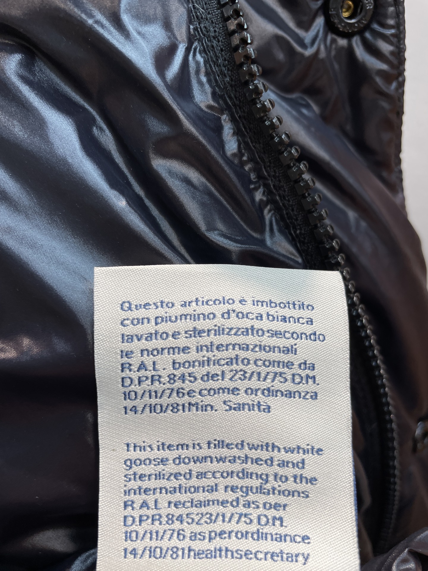 新款🌟出货啦📢 Moncle*秋冬经典Keidh系列情侣款联名羽绒服，可拆卸连帽设计！充绒是最顶级的90