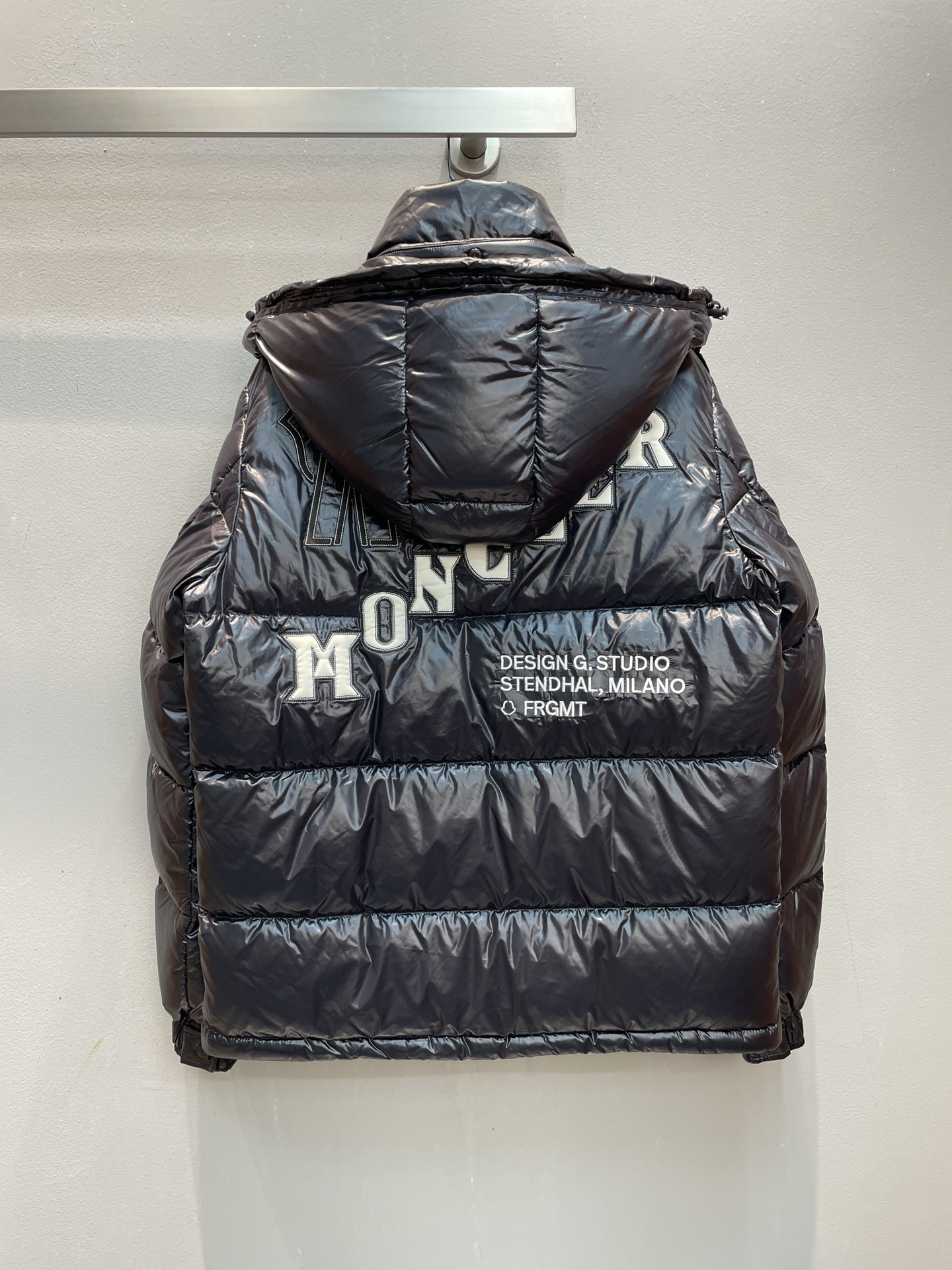 新款🌟出货啦📢 Moncle*秋冬经典Keidh系列情侣款联名羽绒服，可拆卸连帽设计！充绒是最顶级的90