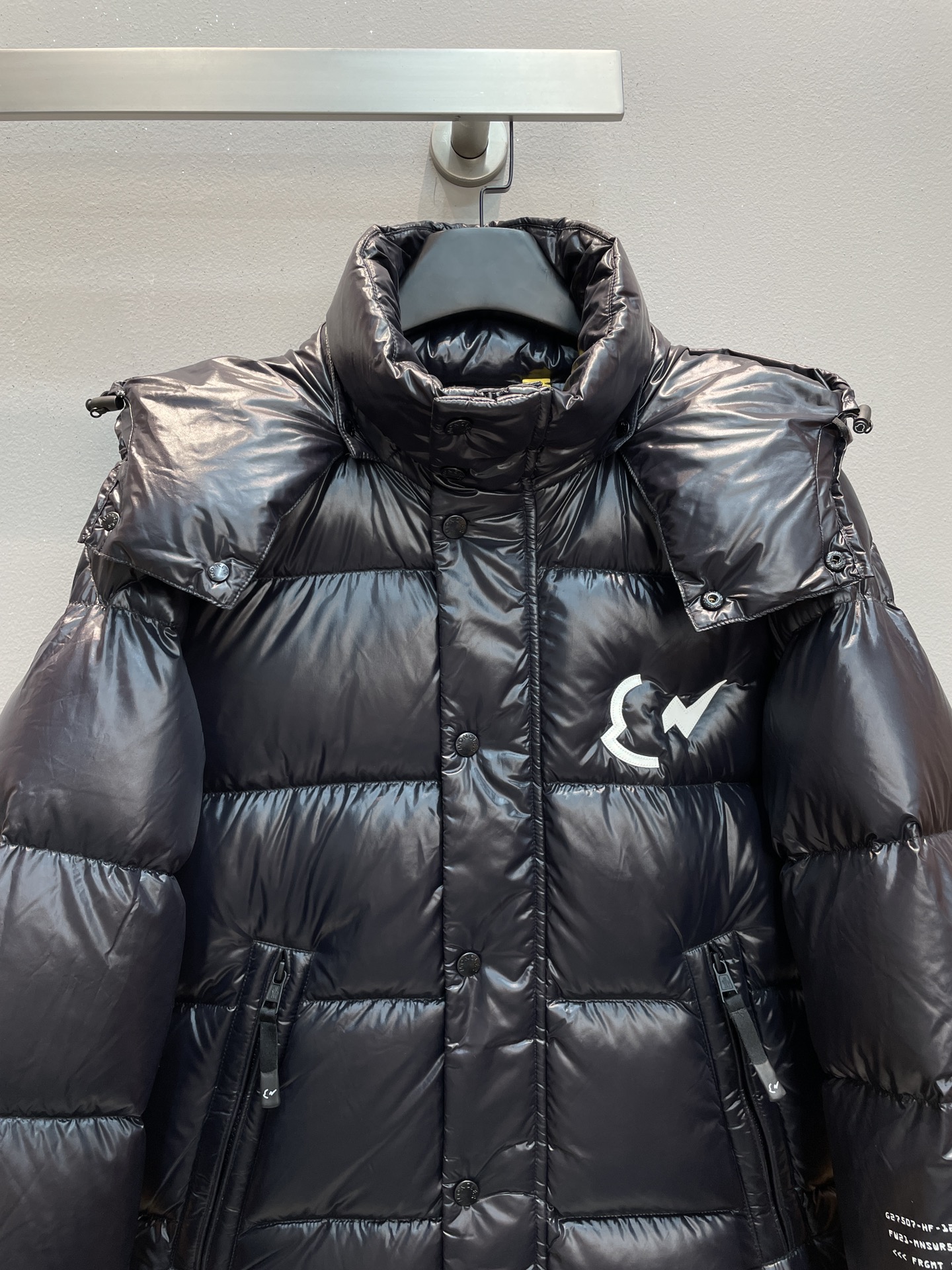 新款🌟出货啦📢 Moncle*秋冬经典Keidh系列情侣款联名羽绒服，可拆卸连帽设计！充绒是最顶级的90