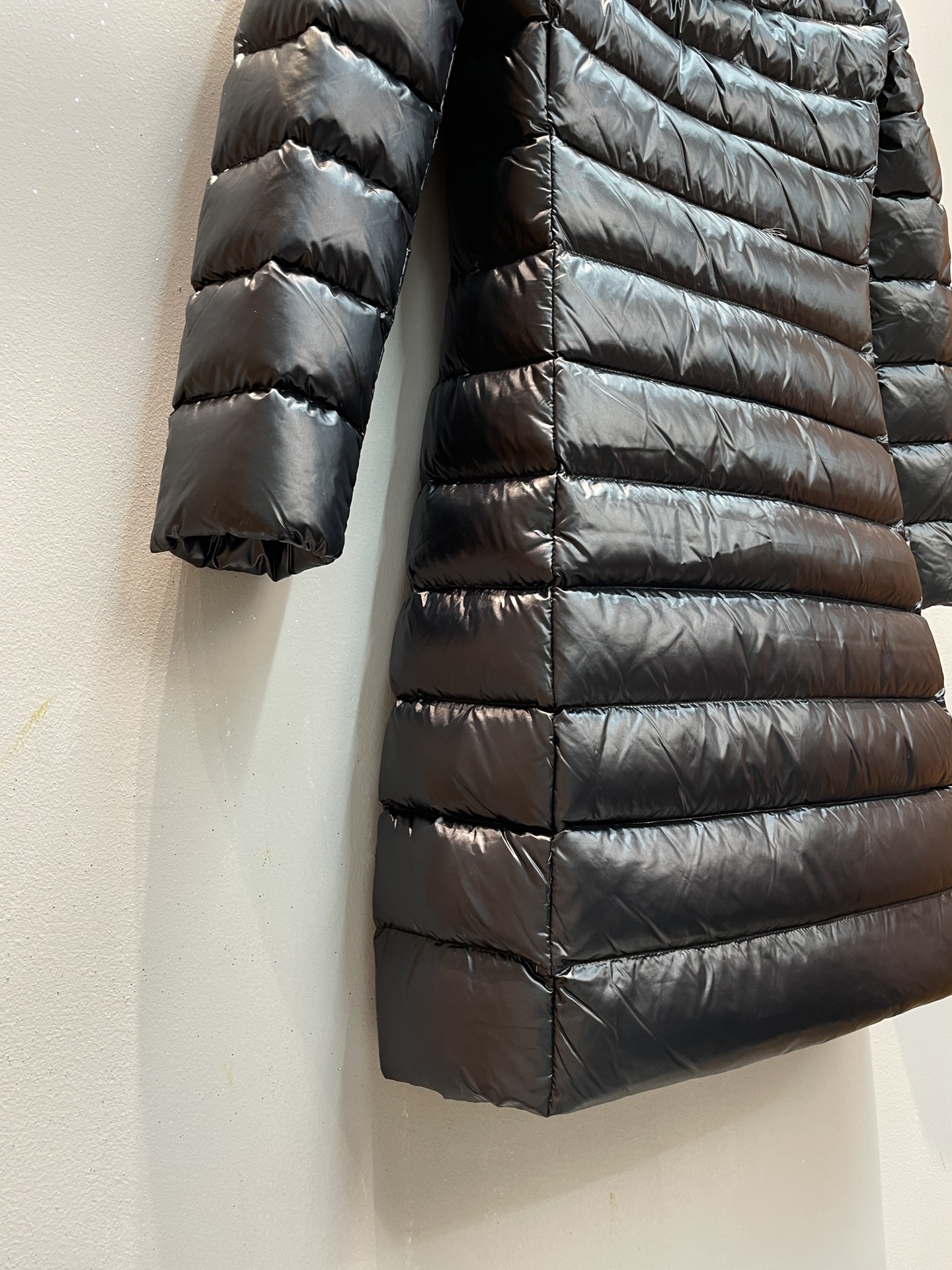 新款🌟出货啦📢 Moncle*秋冬经典Moka系列长款羽绒服，经典的收腰修身版型，充绒是最顶级的90白鹅