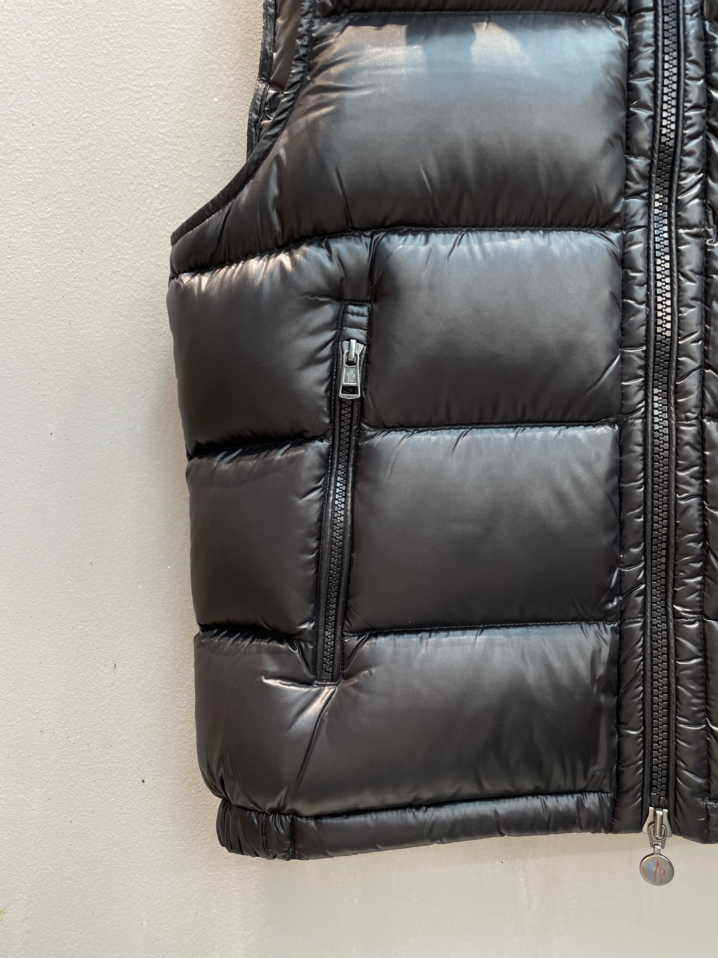 新款🌟出货啦📢！Moncle*秋冬经典 Bormes系列男款羽绒马甲，连帽轻便设计！超大充绒量！前襟拉链