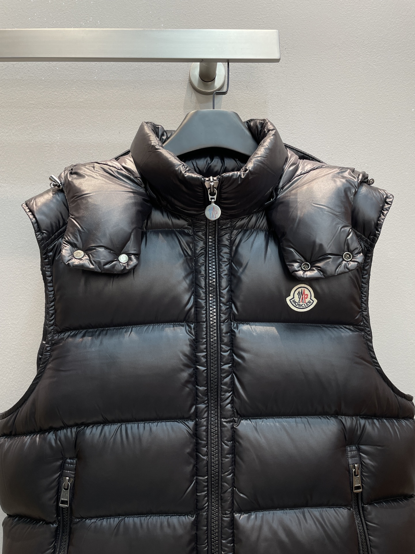 新款🌟出货啦📢！Moncle*秋冬经典 Bormes系列男款羽绒马甲，连帽轻便设计！超大充绒量！前襟拉链