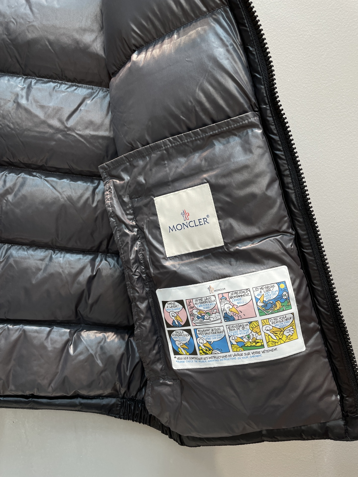新款🌟出货啦📢！Moncle*秋冬经典 Bormes系列男款羽绒马甲，连帽轻便设计！超大充绒量！前襟拉链