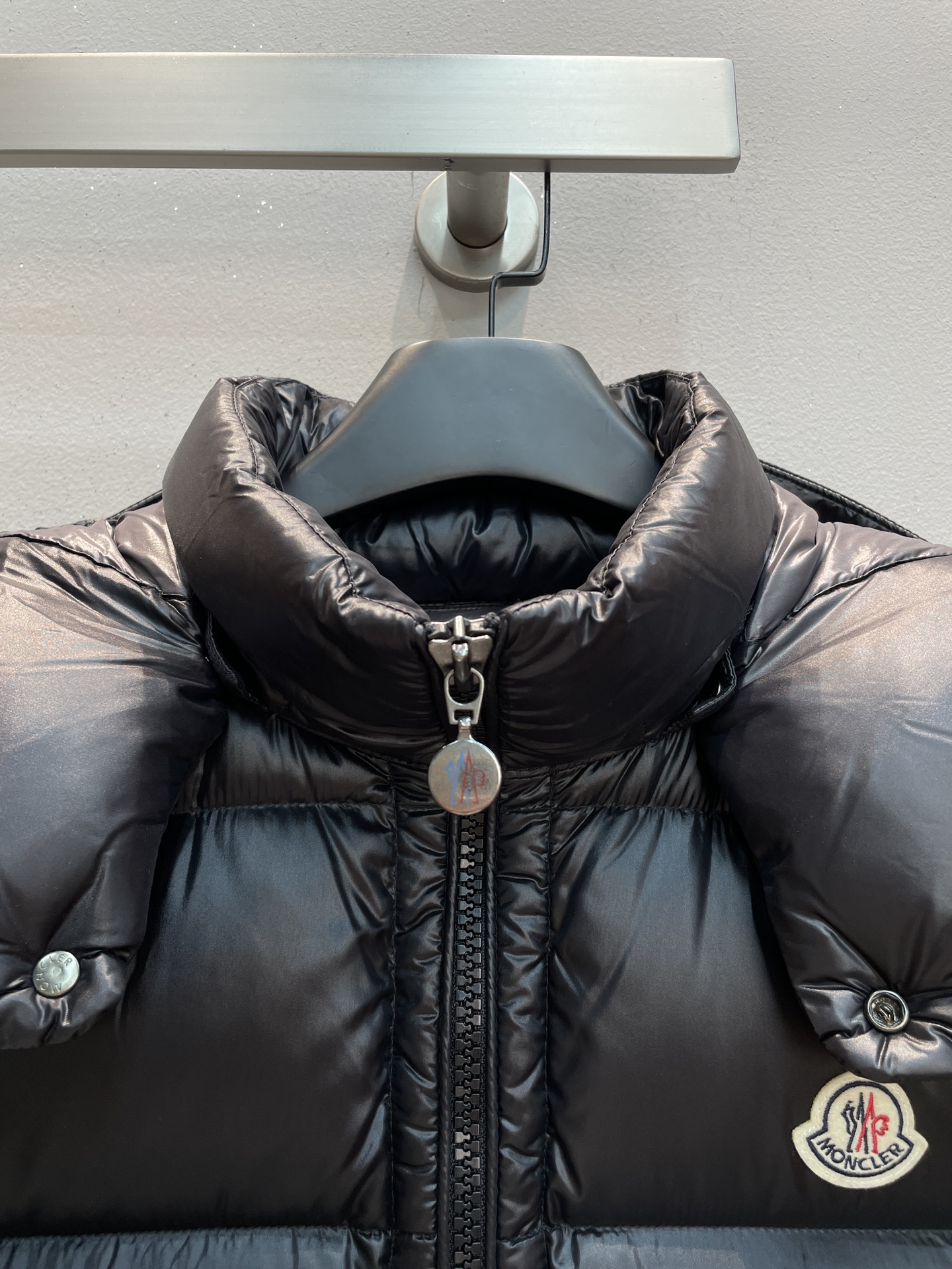 新款🌟出货啦📢！Moncle*秋冬经典 Bormes系列男款羽绒马甲，连帽轻便设计！超大充绒量！前襟拉链