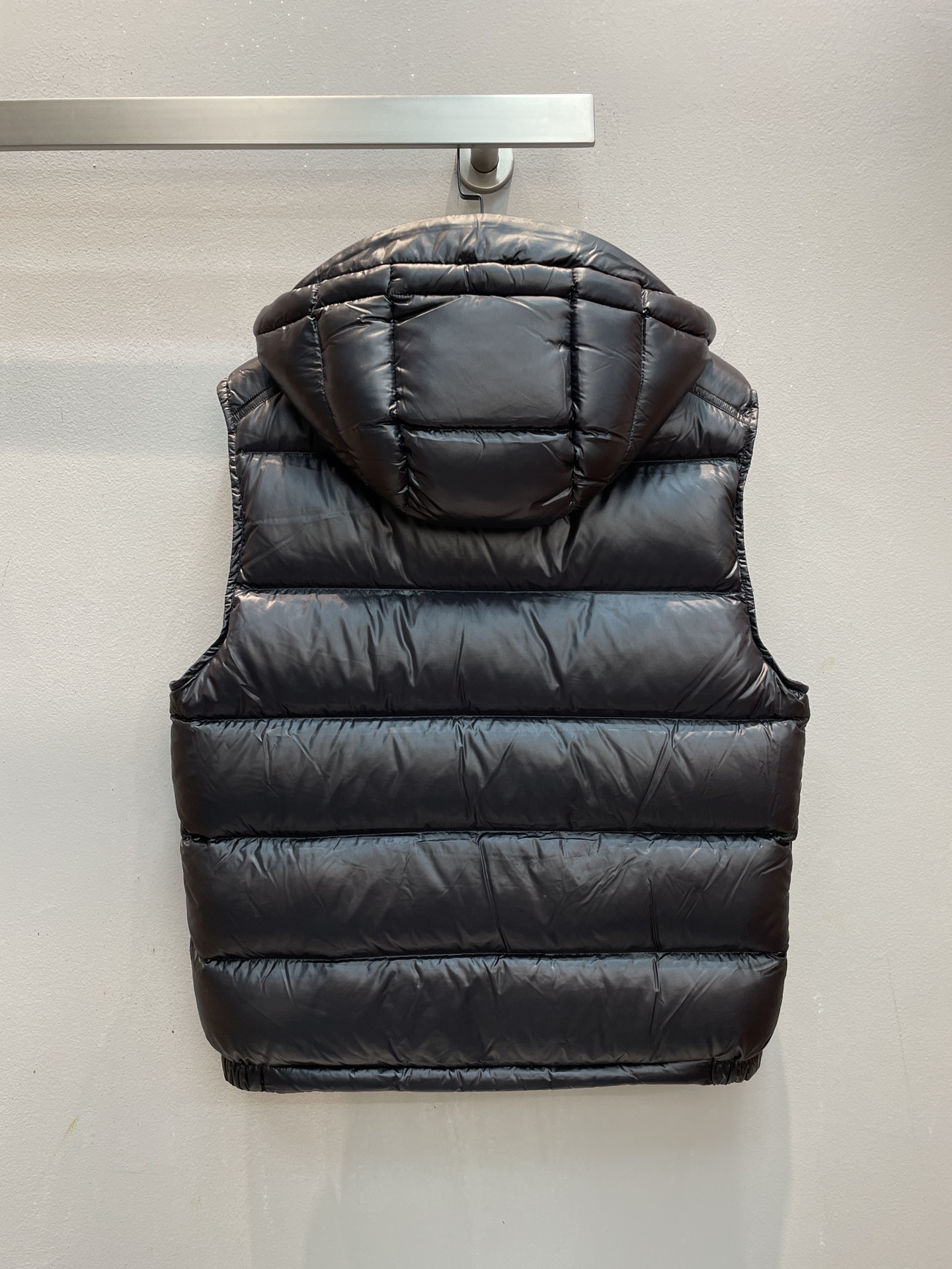 新款🌟出货啦📢！Moncle*秋冬经典 Bormes系列男款羽绒马甲，连帽轻便设计！超大充绒量！前襟拉链