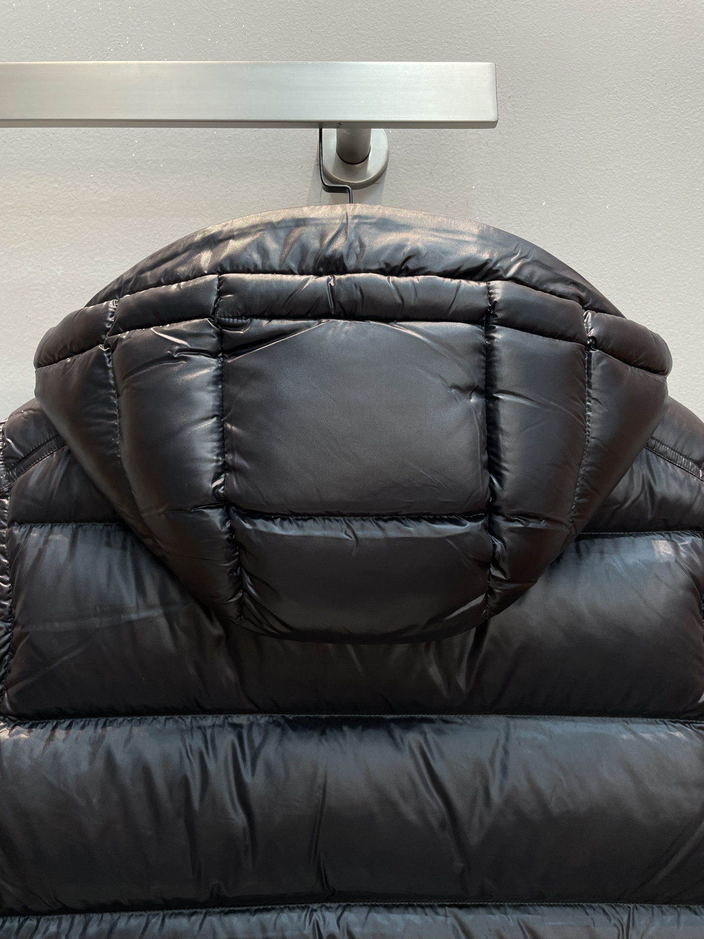 新款🌟出货啦📢！Moncle*秋冬经典 Bormes系列男款羽绒马甲，连帽轻便设计！超大充绒量！前襟拉链