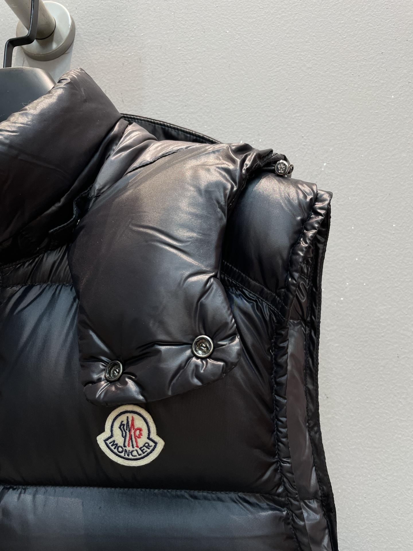 新款🌟出货啦📢！Moncle*秋冬经典 Bormes系列男款羽绒马甲，连帽轻便设计！超大充绒量！前襟拉链