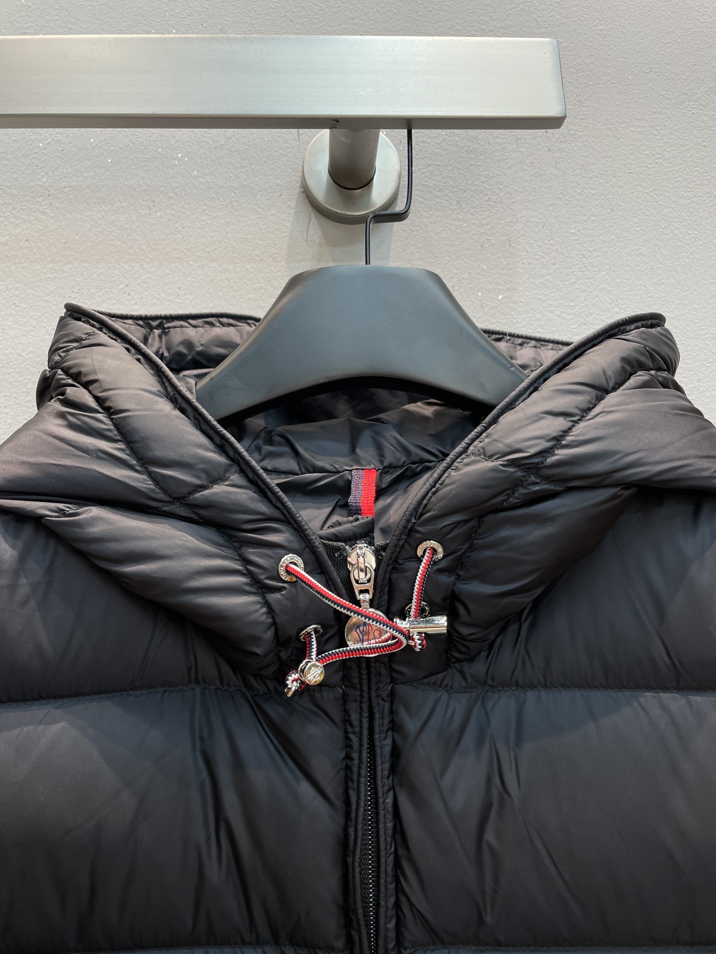 新款🌟出货啦📢 Moncle*秋冬经典Vanoise系列男款连帽羽绒马甲，连帽轻便设计！修身轻薄款！胸前