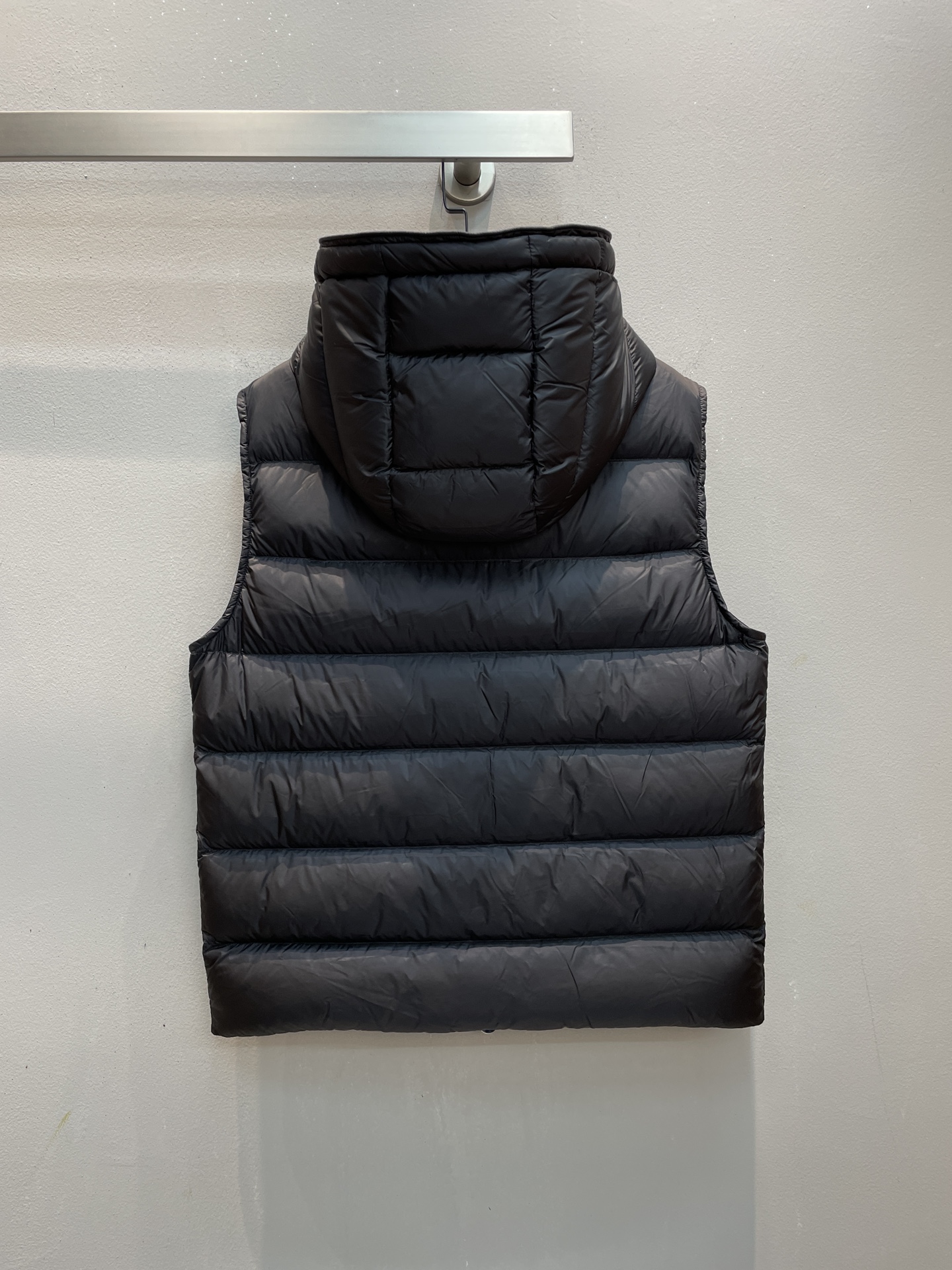 新款🌟出货啦📢 Moncle*秋冬经典Vanoise系列男款连帽羽绒马甲，连帽轻便设计！修身轻薄款！胸前